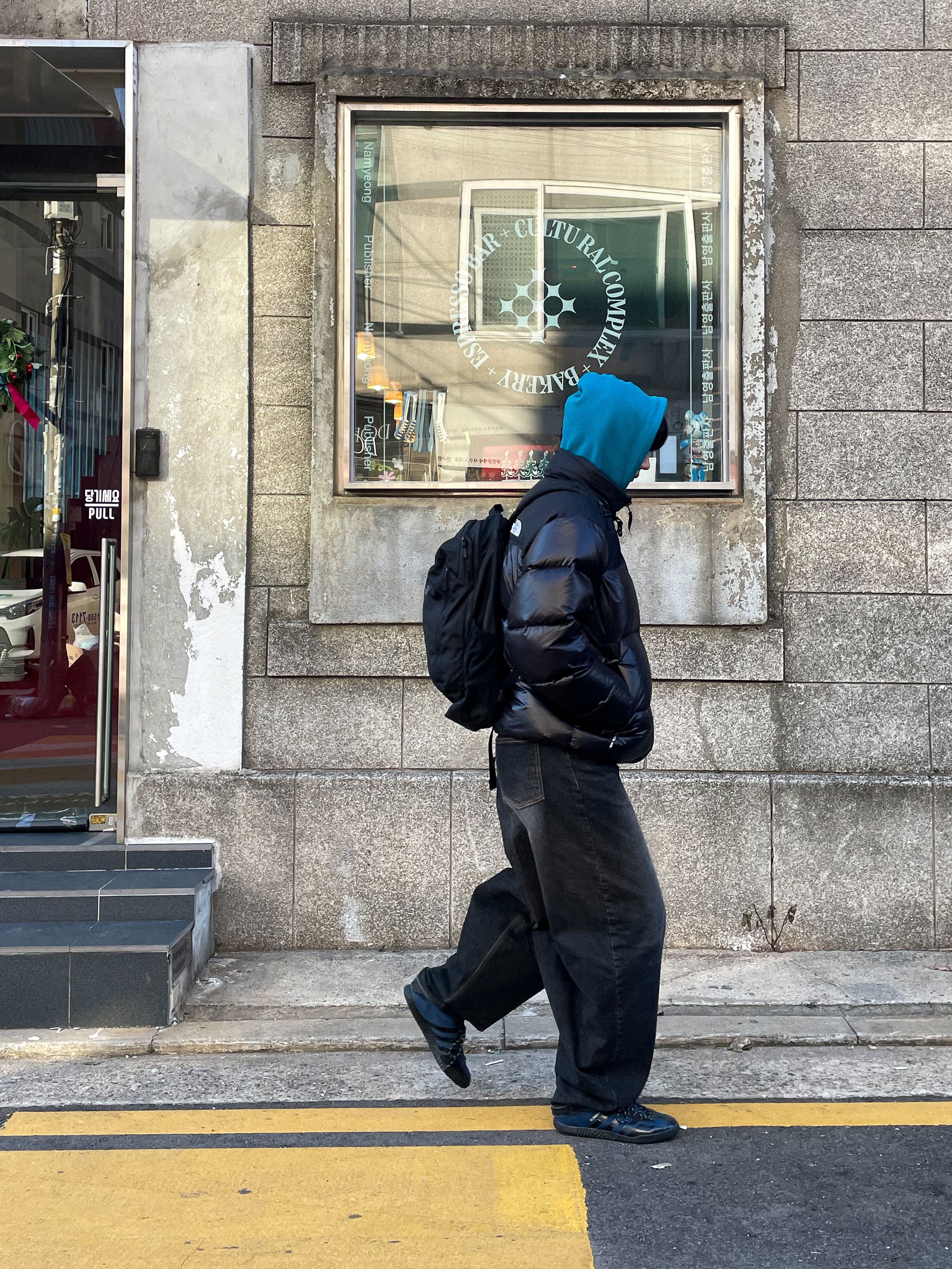 Adidas x Blondey McCoy A.B. Gazelle Indoor Mineral Blue, The North Face 1996 Eco Nuptse Jacket Real Black 착용 스타일 - 3