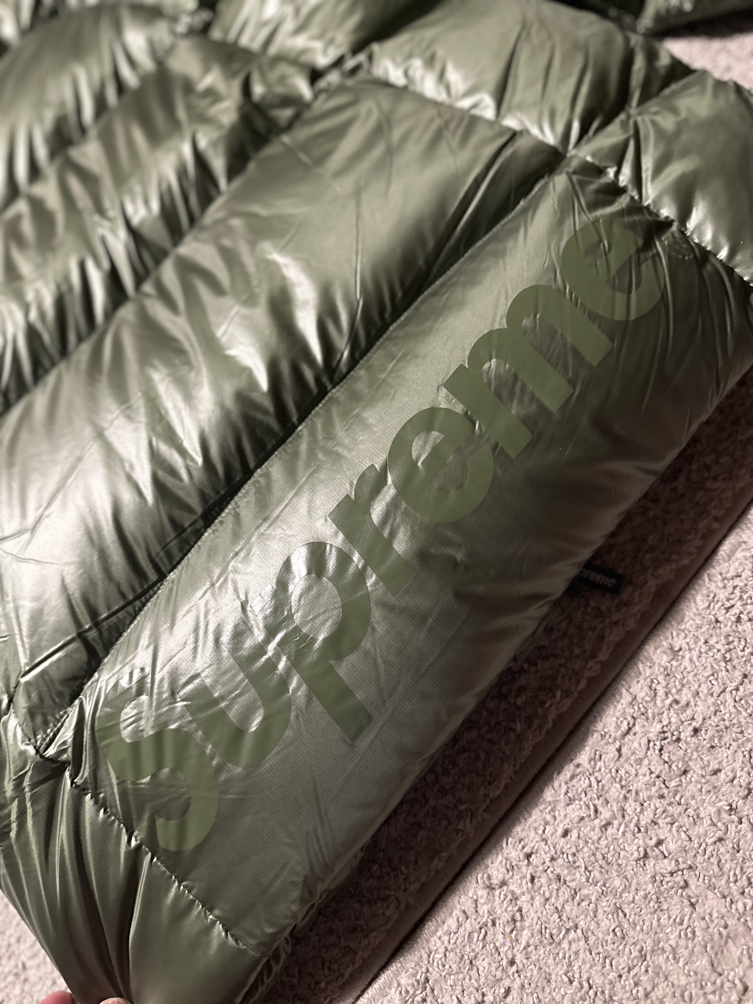 Supreme Featherweight Down Puffer Jacket Olive - 23FW 착용 스타일 - 7