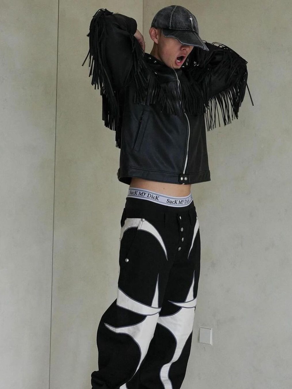 Thug Club Leather Puffer Jacket Black (Polyester), Thug Club Leather Denim Pants Black 착용 스타일 - 3