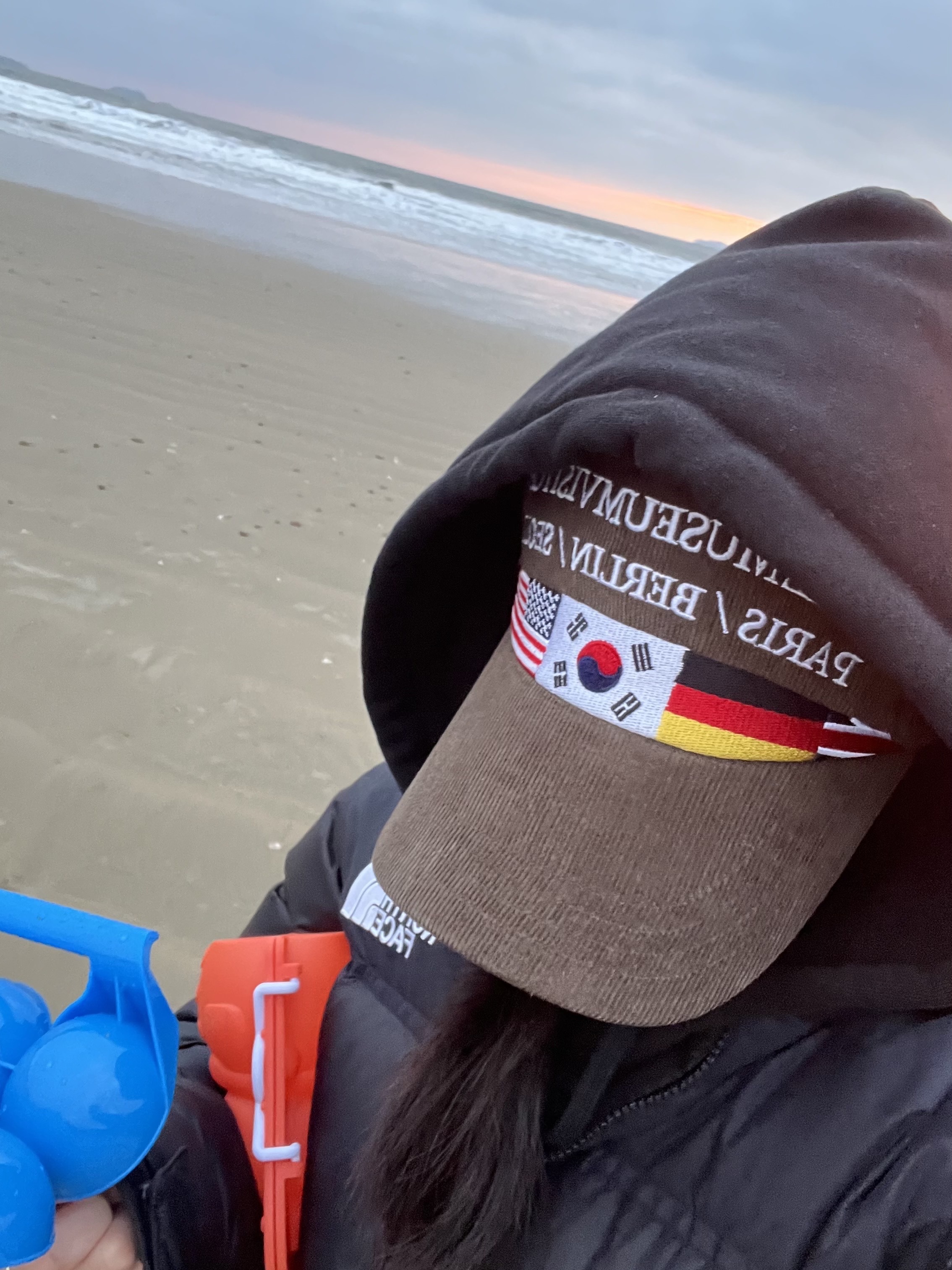 The North Face 1996 Eco Nuptse Jacket Black, The Museum Visitor Flag Stitched Corduroy Ballcap Brown 착용 스타일