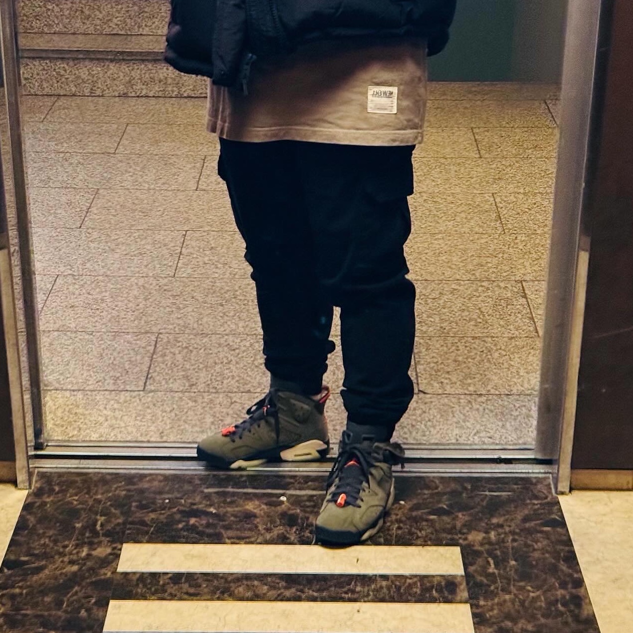 Jordan 6 x Travis Scott Retro Olive 착용 스타일