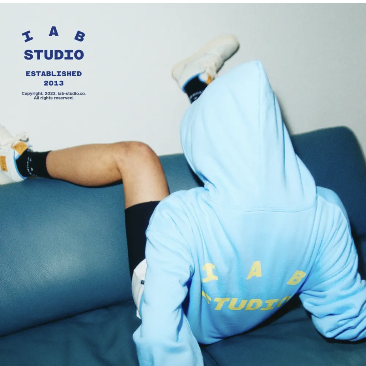 IAB Studio Hoodie Sky Blue Lemon 착용 스타일