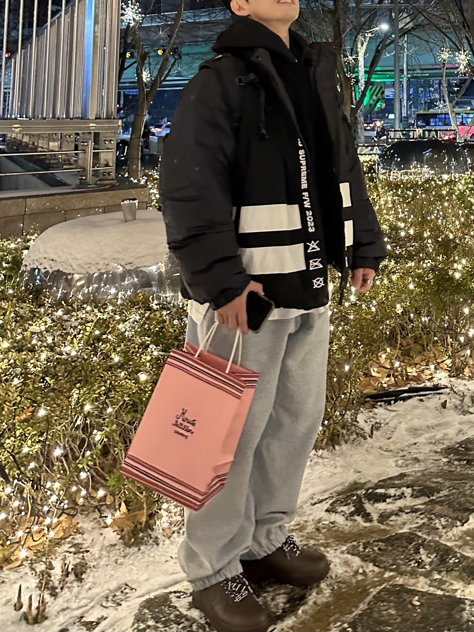 Supreme x Stone Island Reversible Down Puffer Jacket Black - 23FW, Supreme Big Logo Jacquard Hooded Sweatshirt Black - 23FW 착용 스타일