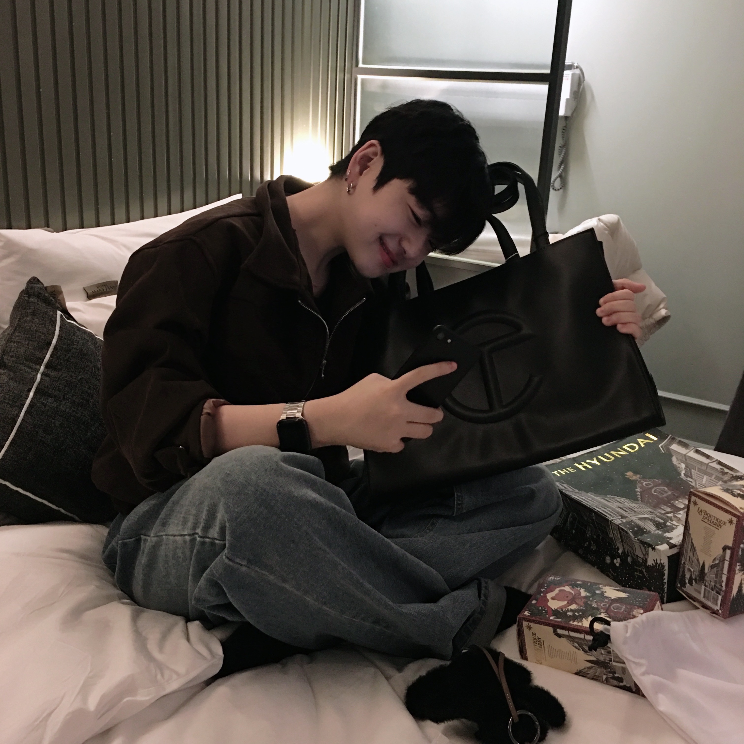 Telfar Medium Shopping Bag Black, Telfar Large Shopping Bag Black 착용 스타일 - 4