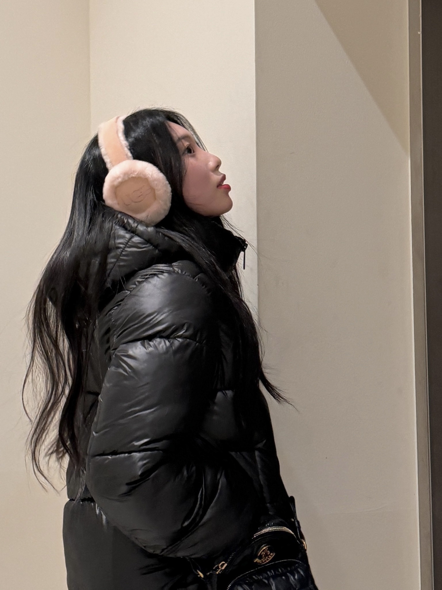 (W) UGG Classic Ultra Mini Platform Boots Black, (W) UGG Embroidered Logo Earmuff Apple Blossom 착용 스타일 - 2