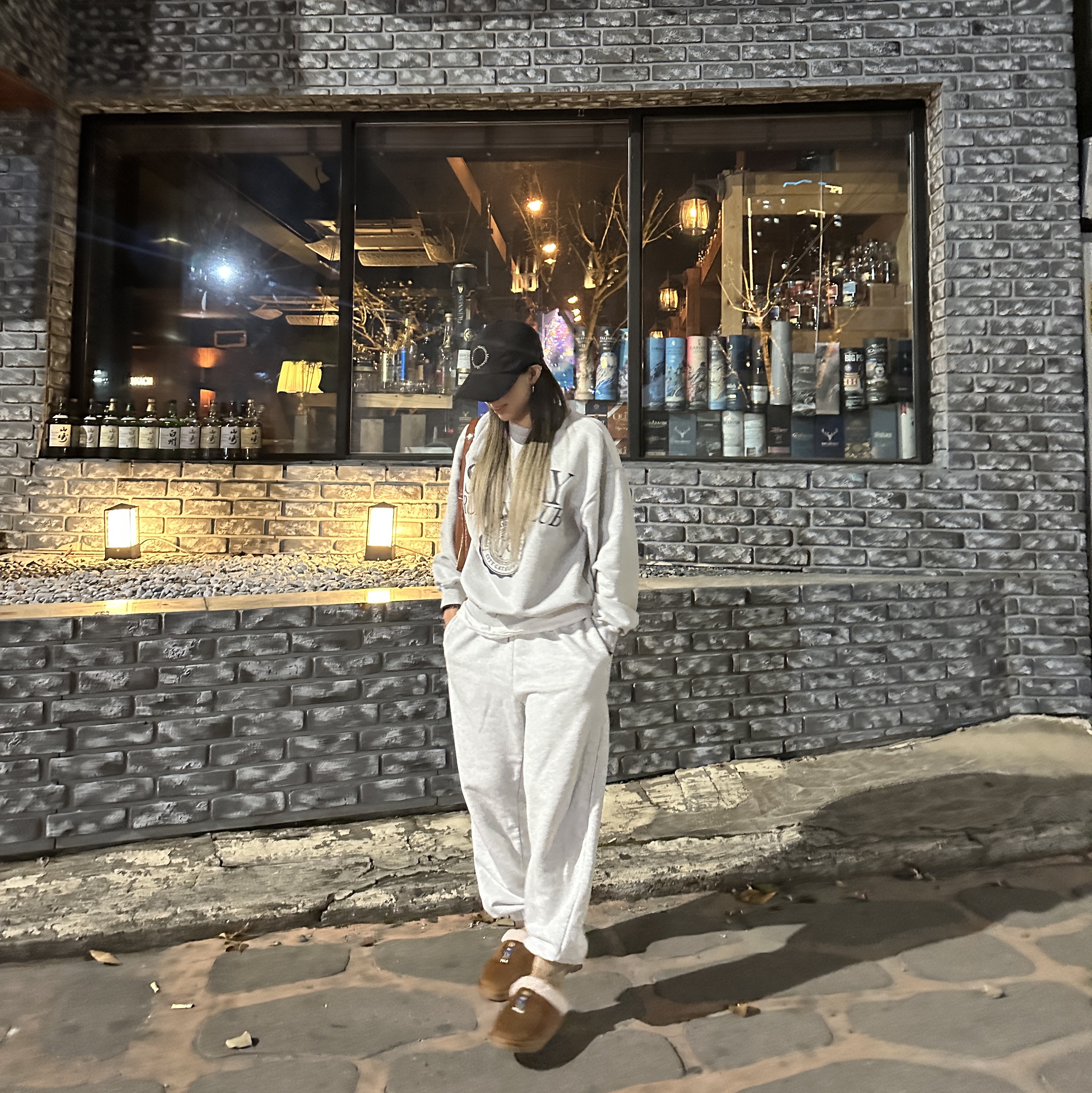 Emis New Enamel Hobo Bag Brown, Matin Kim Macaron Logo Ball Cap Black 착용 스타일