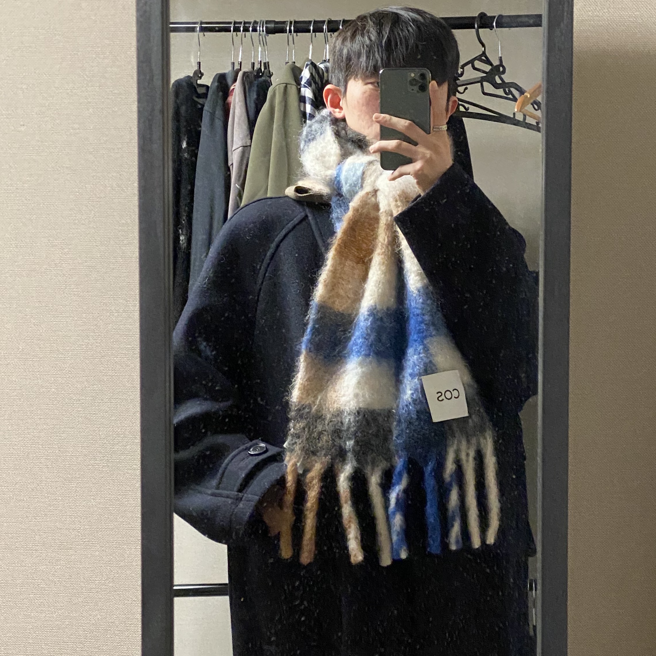 Jacquemus L’echarpe Carro Le Chouchou Jacquard Check Muffler Dark Red, COS Oversized Mohair Blend Muffler Blue Brown Checked 착용 스타일 - 2