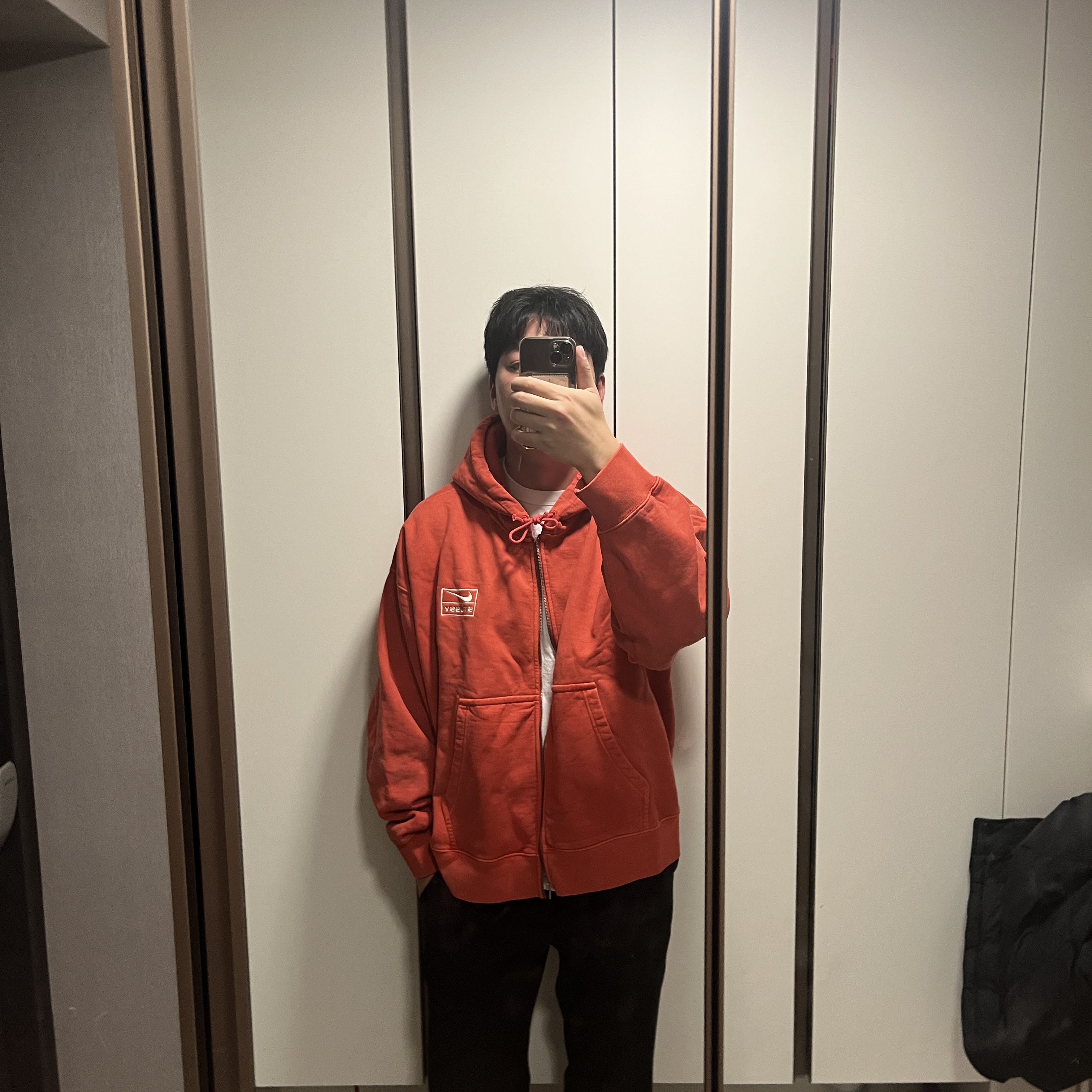 Nike x Stussy Full Zip Pigment Dyed Fleece Hoodie Habanero Red (FJ9161-642) 착용 스타일 - 3
