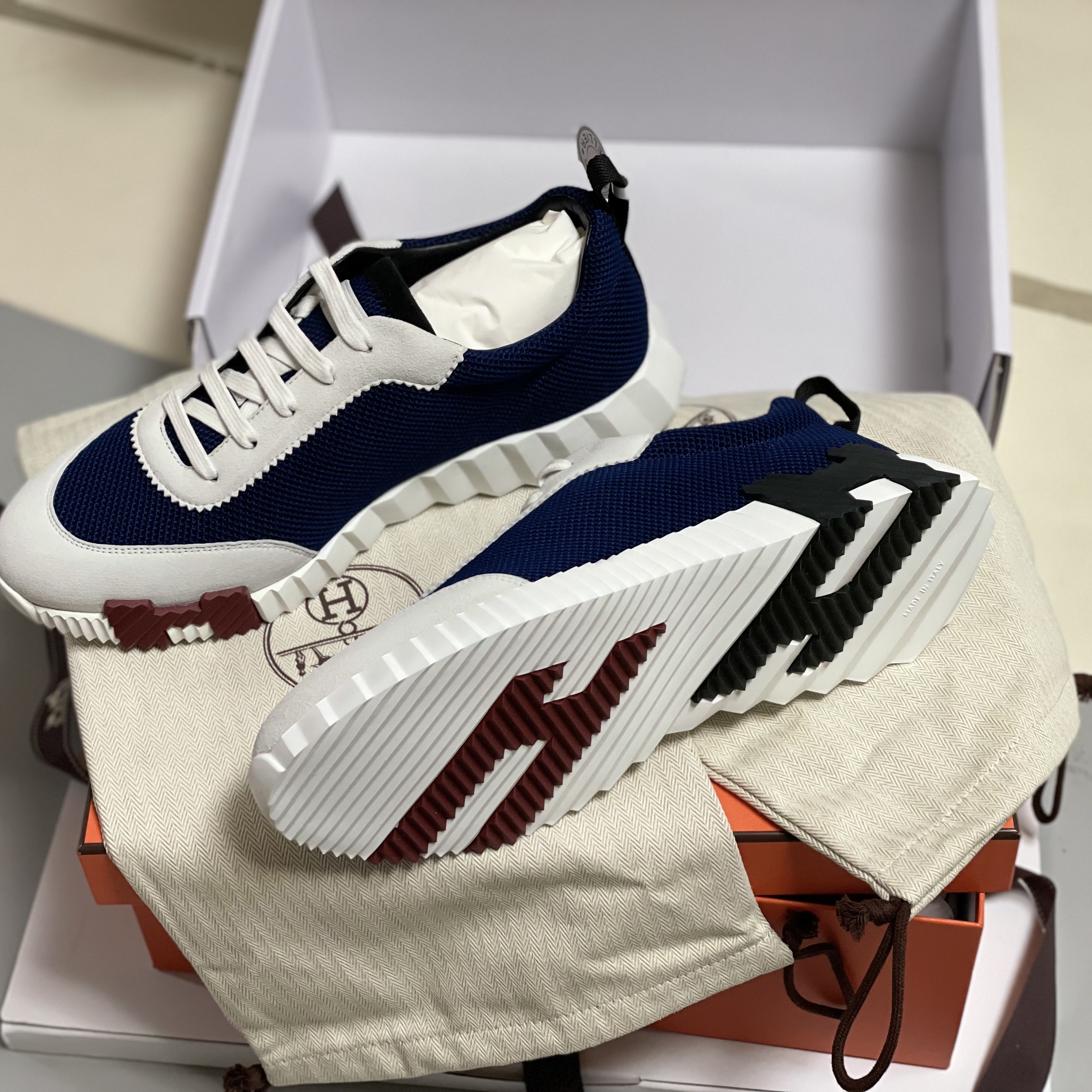 Hermes Bouncing Sneakers Mesh Suede Goatskin & Multicolore Marine 착용 스타일 - 1
