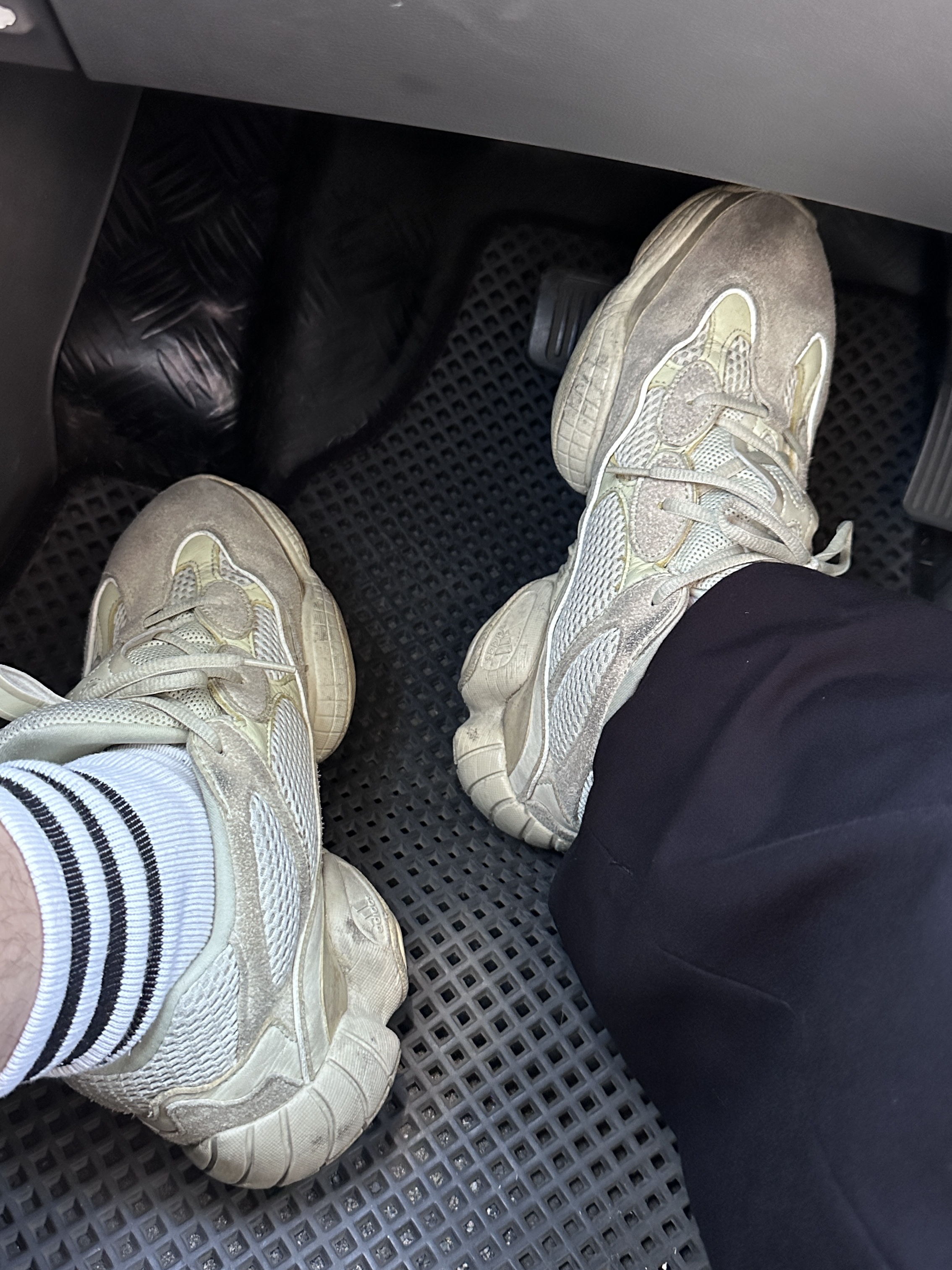 Adidas Yeezy 500 Super Moon Yellow 착용 스타일