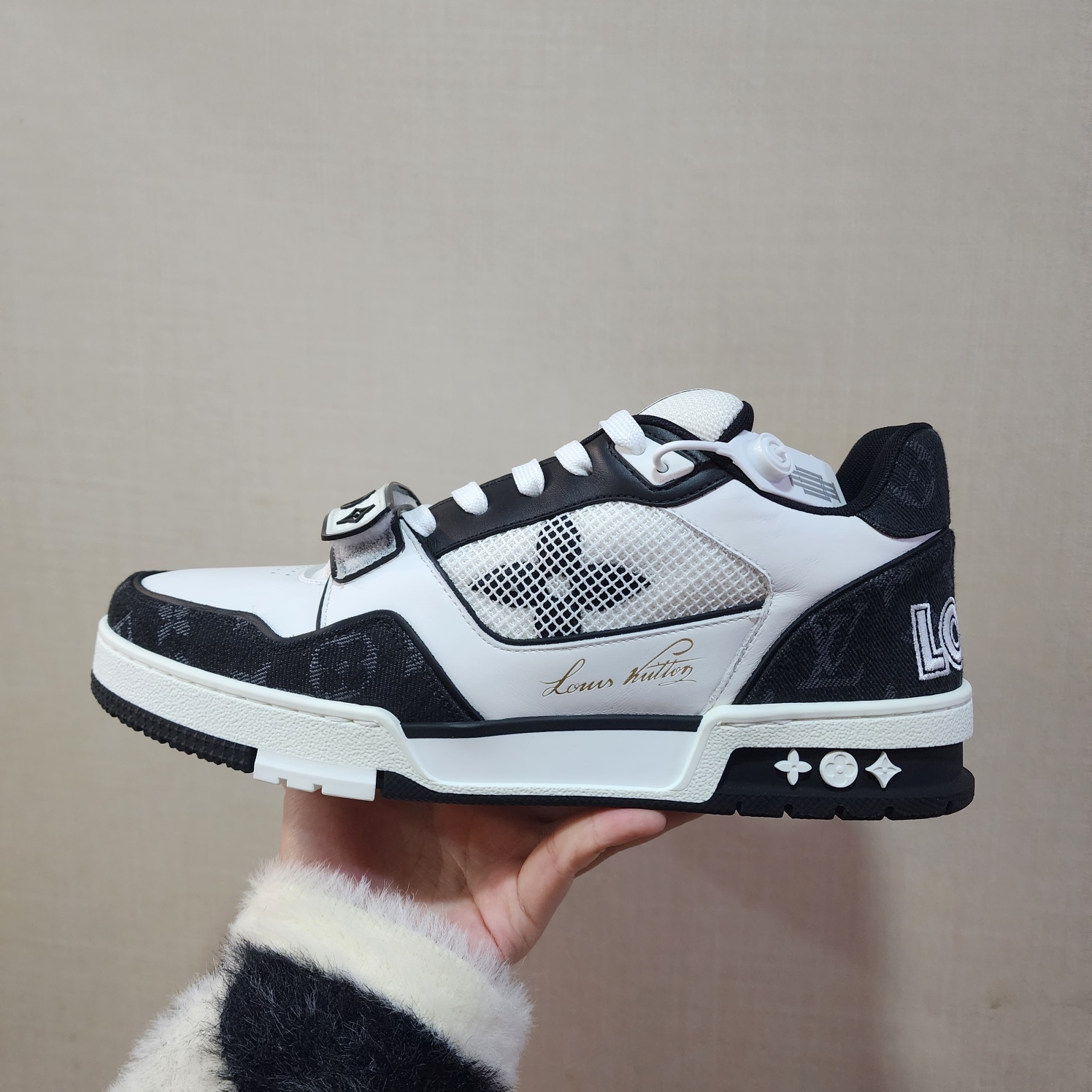 Louis Vuitton LV Trainer Sneakers Black 착용 스타일 - 2