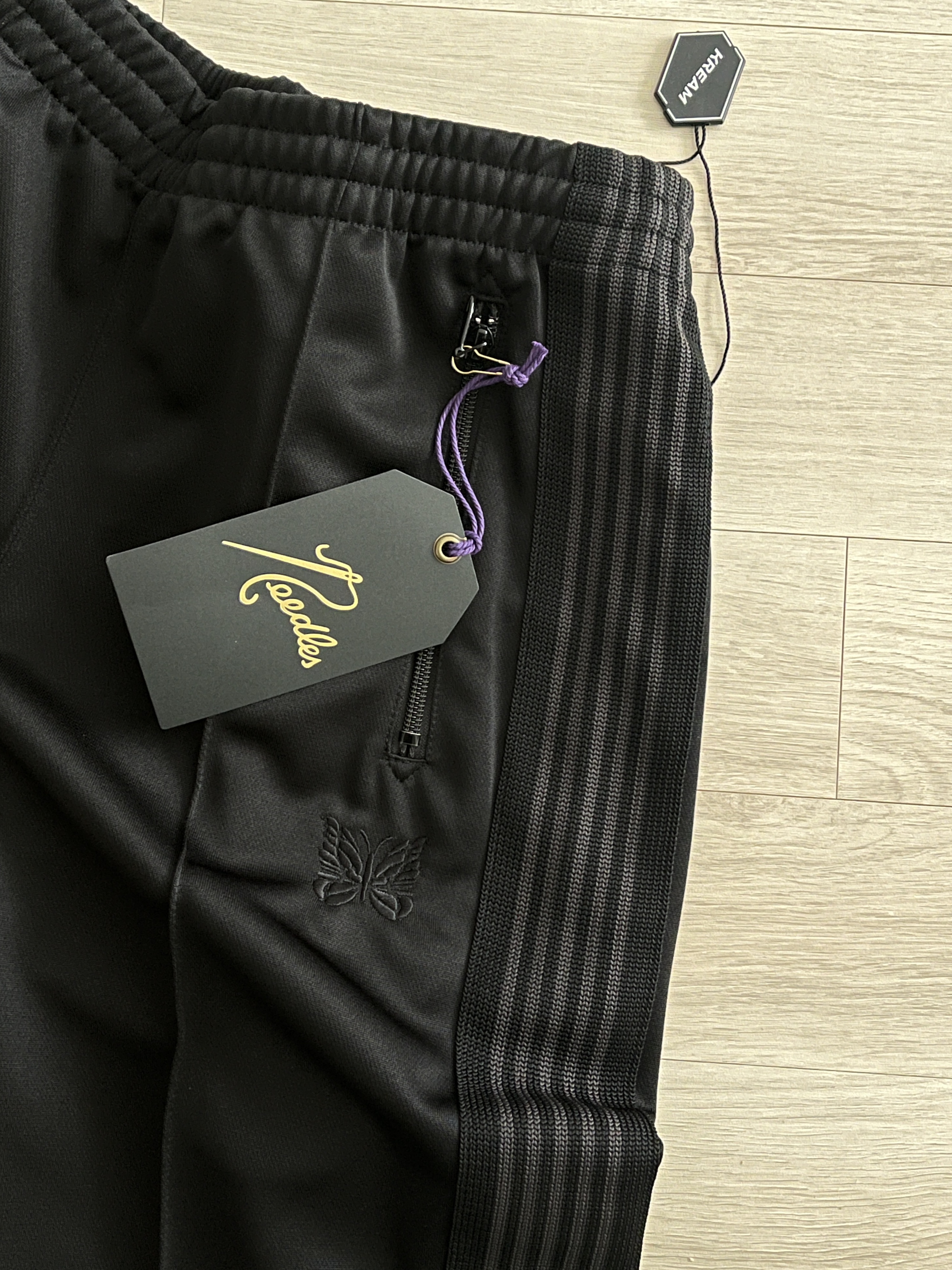 Needles x Studious Track Pants Poly Smooth Black, Acne Studios Narrow Wool Fringe Muffler Black 착용 스타일 - 1
