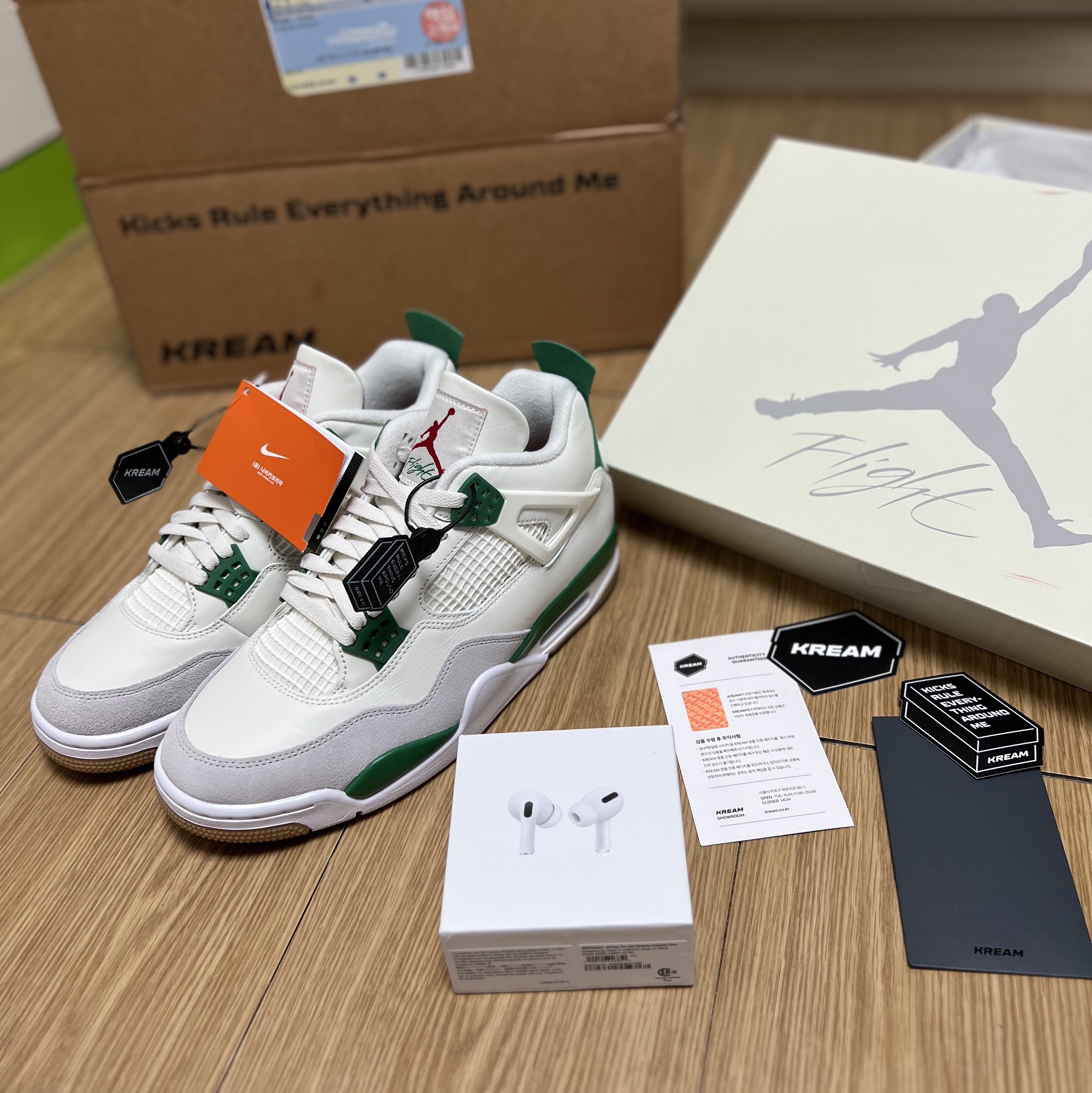 Jordan 4 x Nike SB Retro SP Pine Green, Essentials The Core Collection T-Shirt Light Oatmeal 착용 스타일 - 4