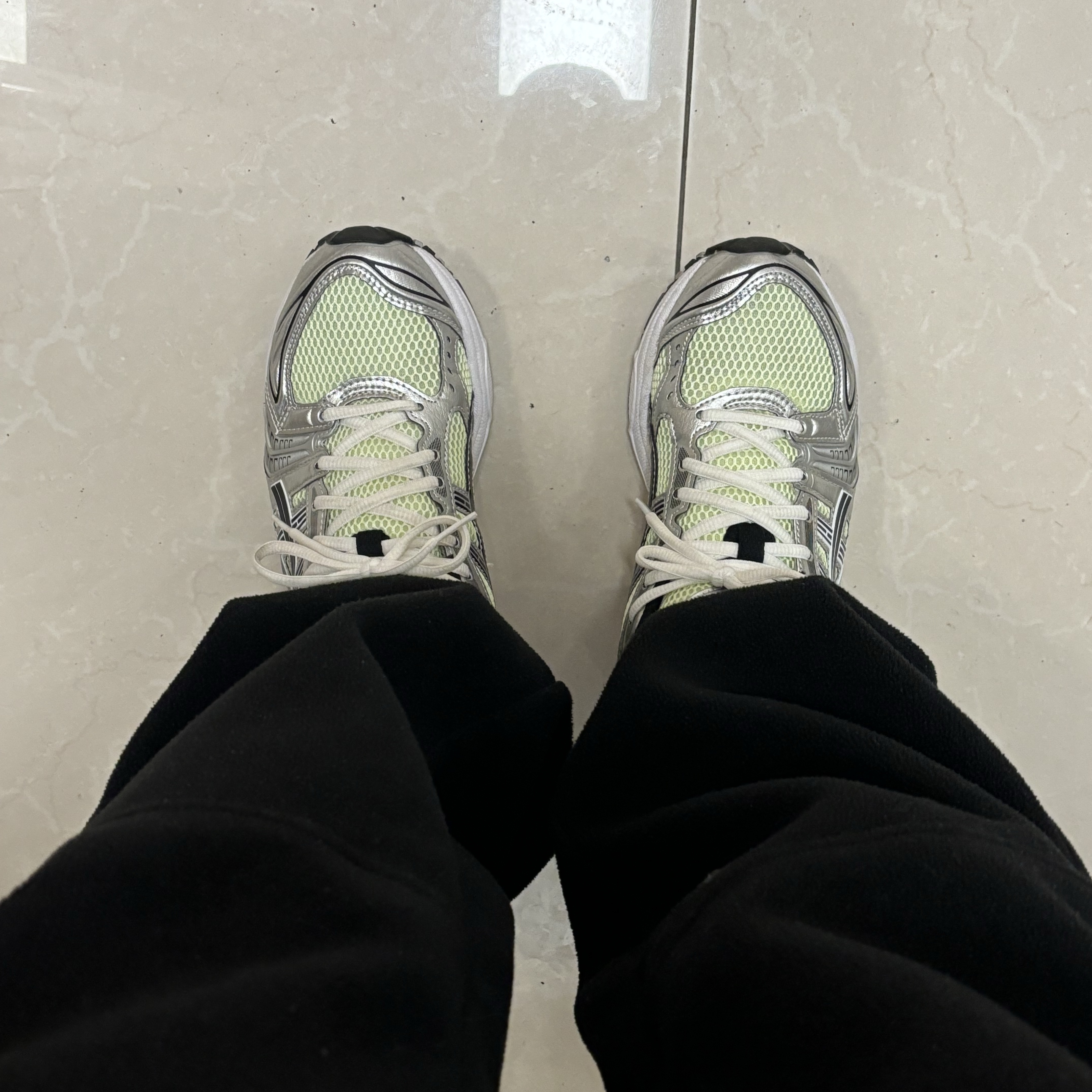 Asics Gel-Kayano 14 Illuminate Yellow Black 착용 스타일