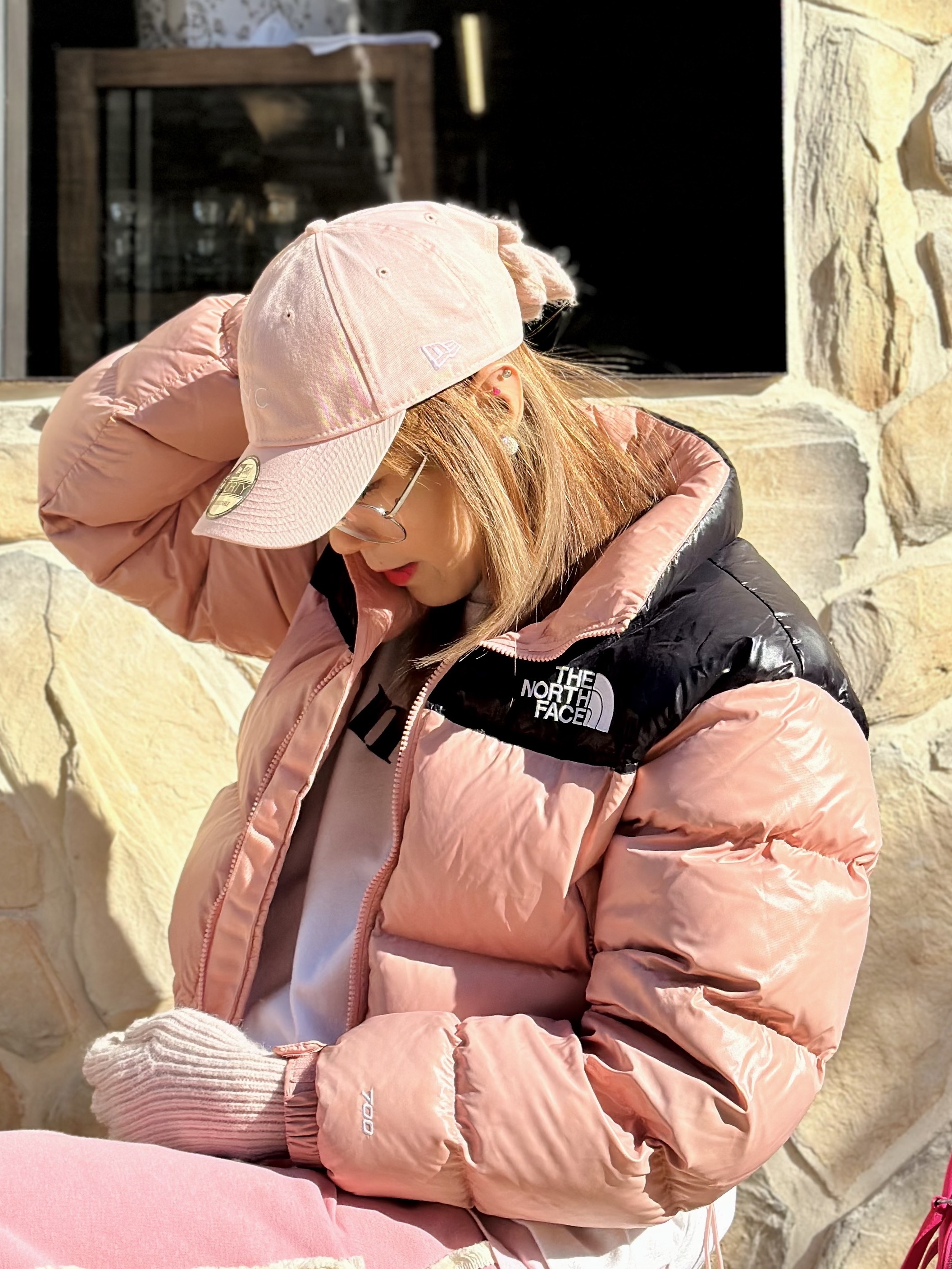 (W) The North Face Nuptse Short Jacket Rose Tan 착용 스타일 - 3