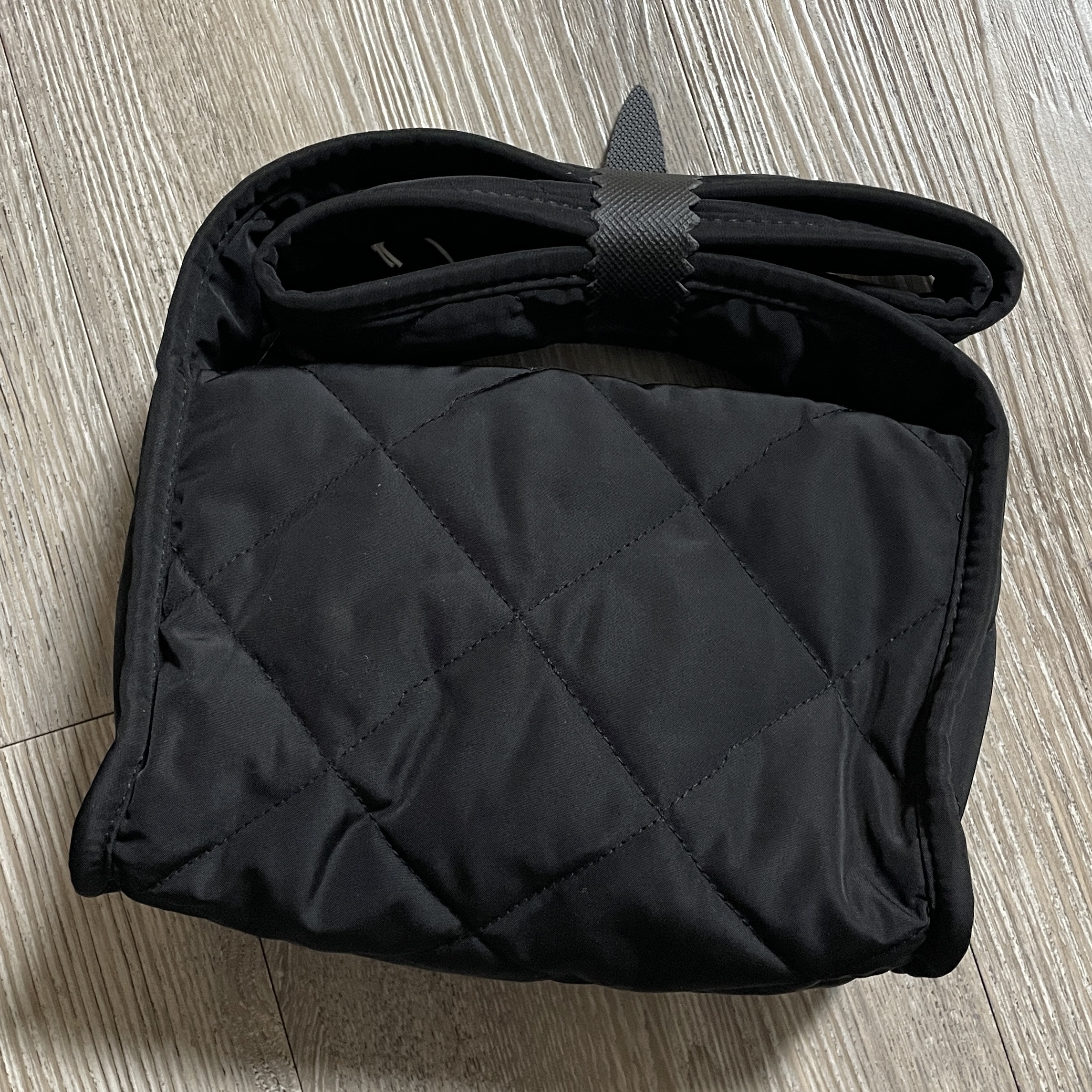COS Diamond Quilted Mini Crossbody Bag Black 착용 스타일 - 1