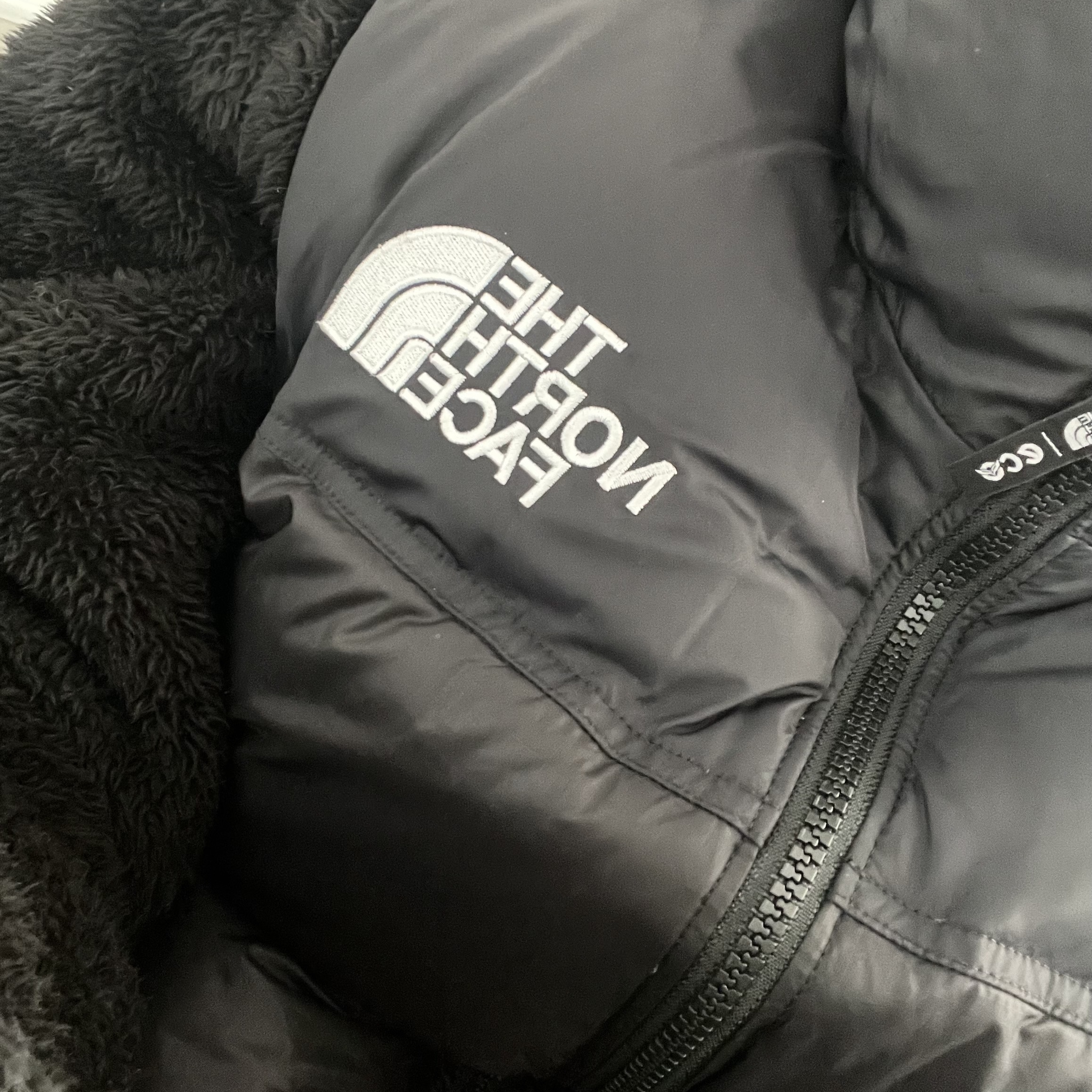 The North Face 1996 Eco Nuptse Vest Black 착용 스타일