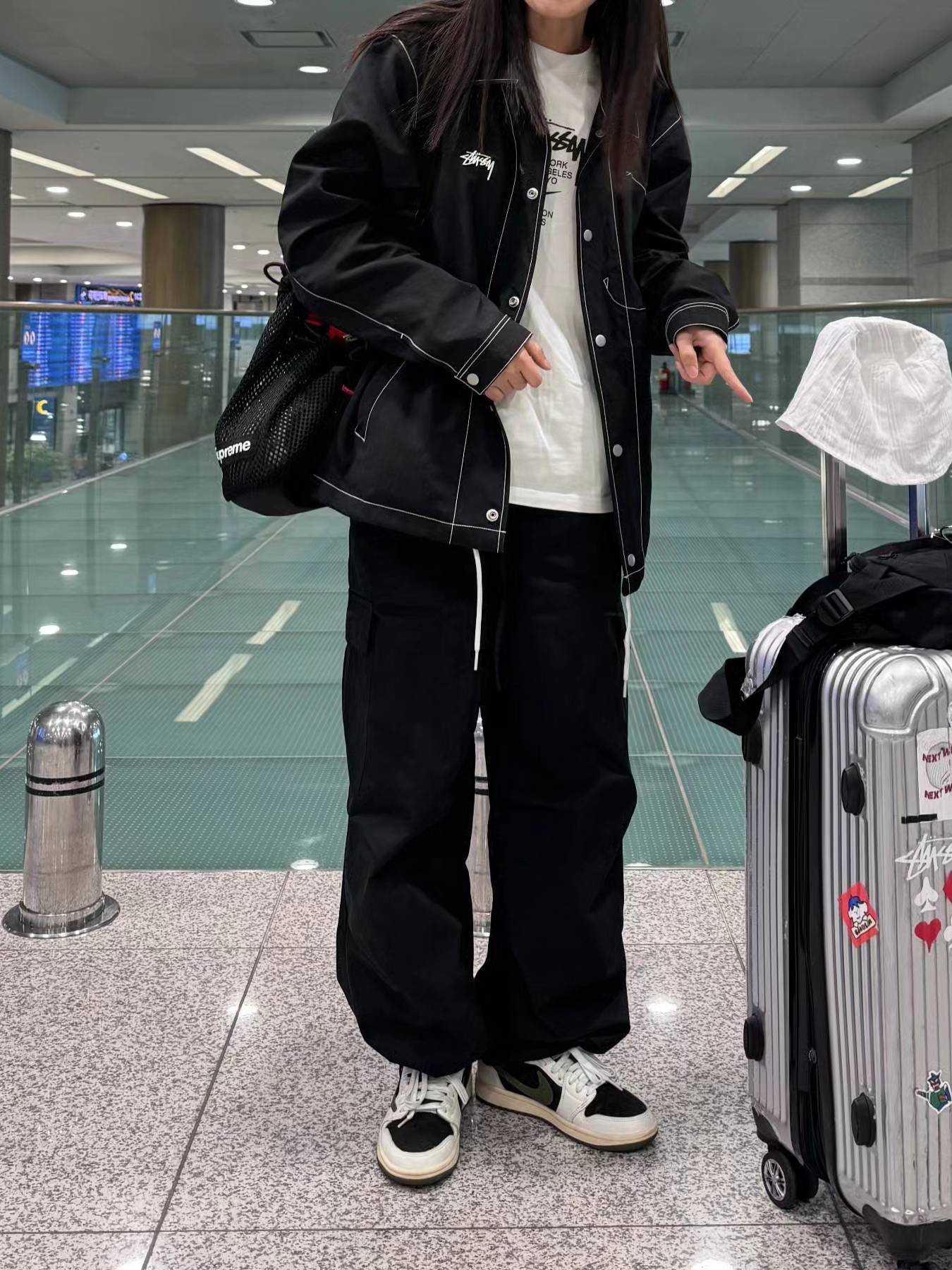 (W) Jordan 1 x Travis Scott Retro Low OG SP Medium Olive, Stussy Nylon Folsom Jacket Black 착용 스타일 - 2