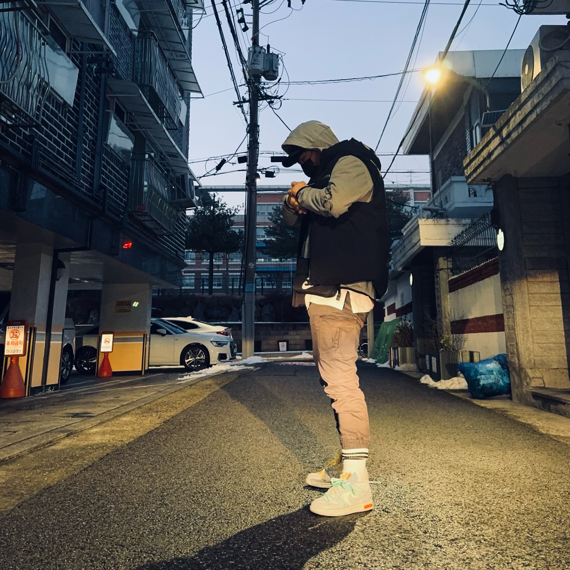 Nike x Off-White Dunk Low The 50 - Lot 46, Nike NSW Futura 365 Crossbody Bag 3L Black 착용 스타일