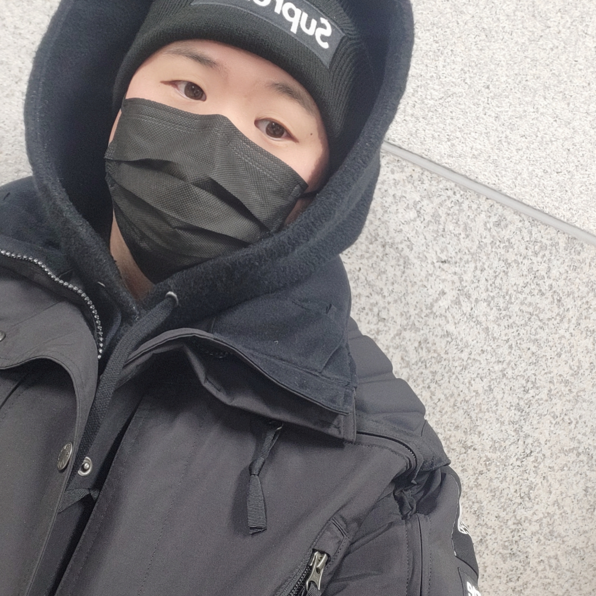 Supreme New Era Box Logo Beanie Black - 23FW, Supreme Windstopper Neck Gaiter Black - 23FW 착용 스타일 - 2