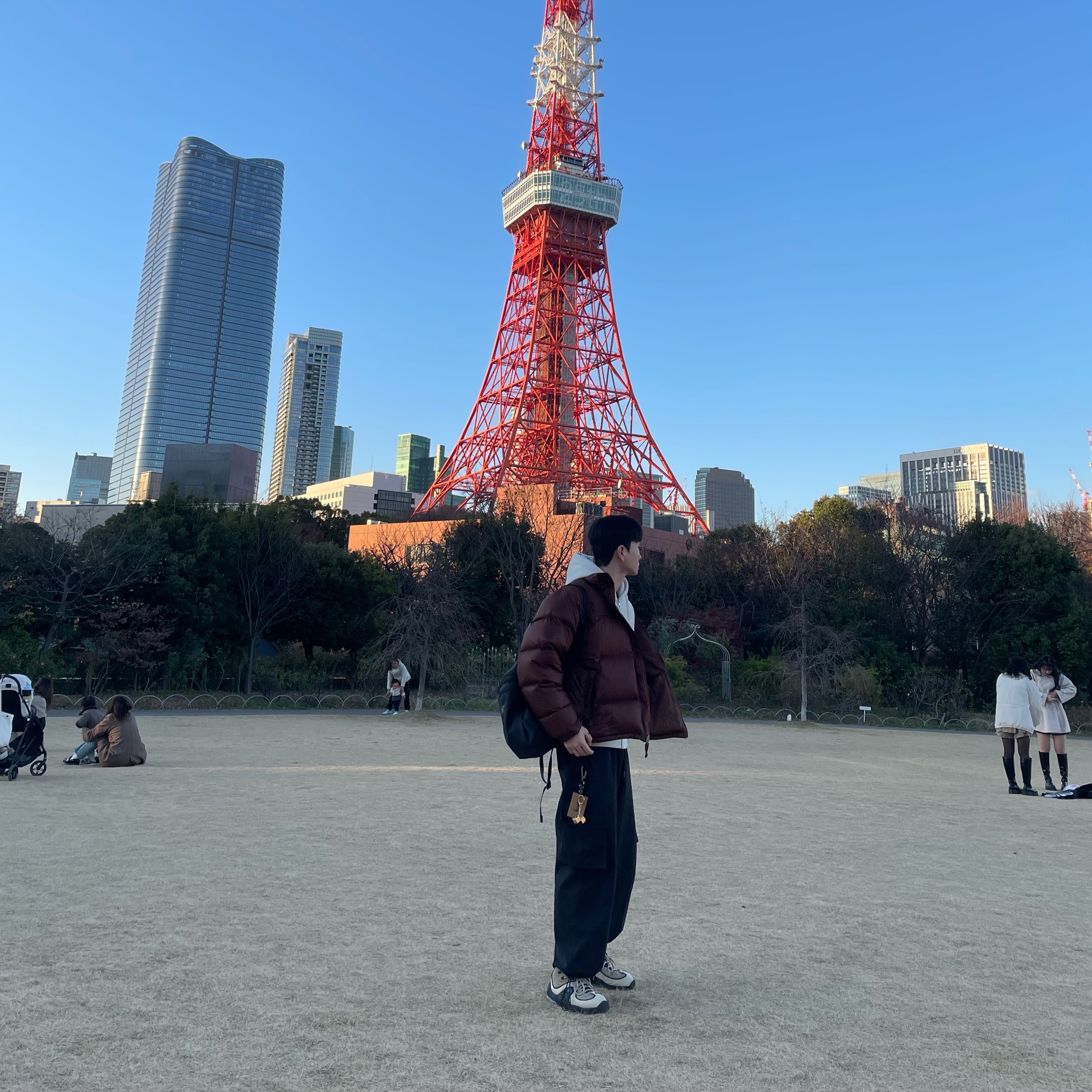 The North Face 1996 Retro Nuptse Jacket Dark Oak, Nike x Stussy Air Penny II Rattan and Limestone 착용 스타일
