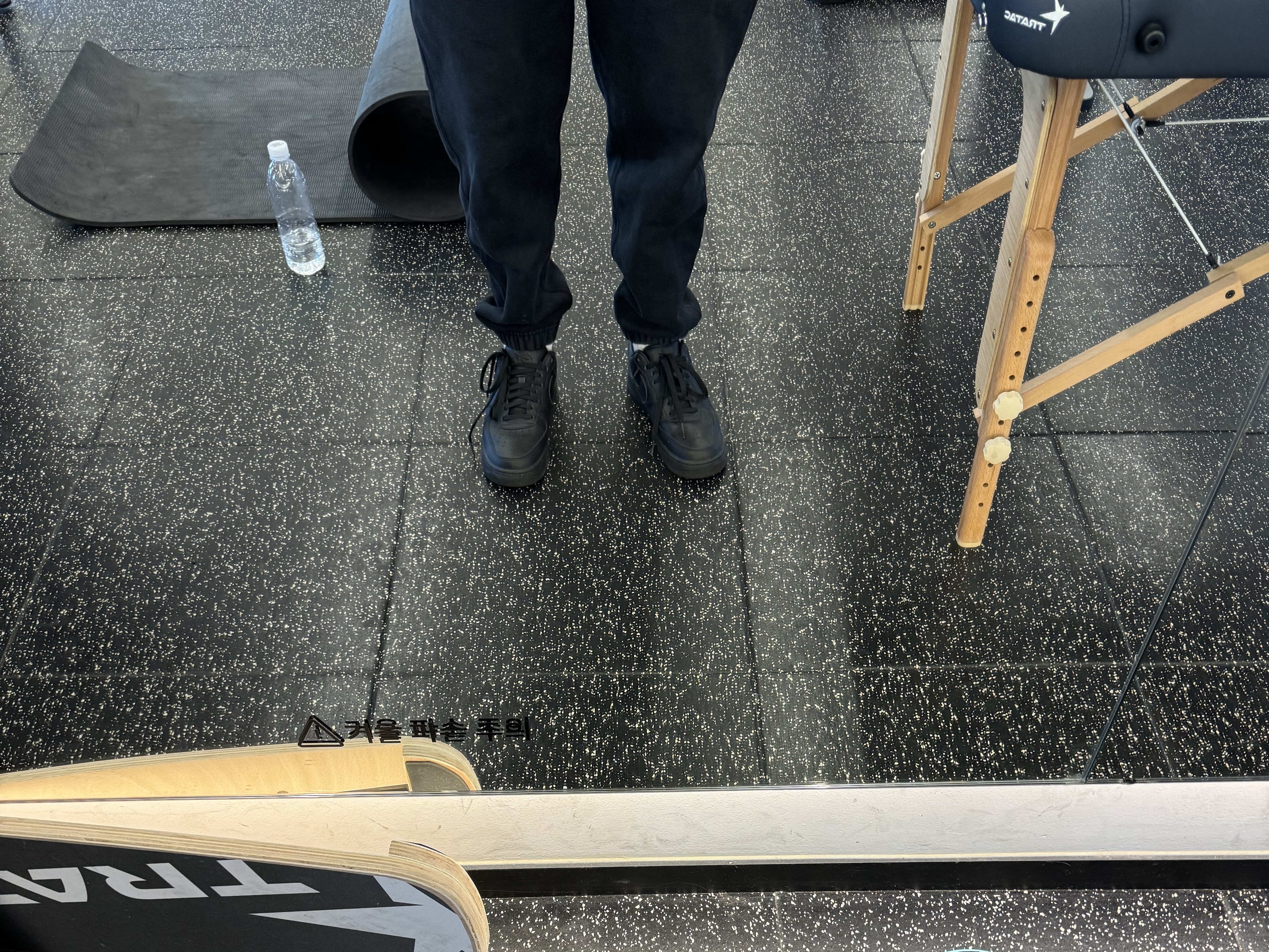 Nike Air Force 1 '07 Low Triple Black 착용 스타일