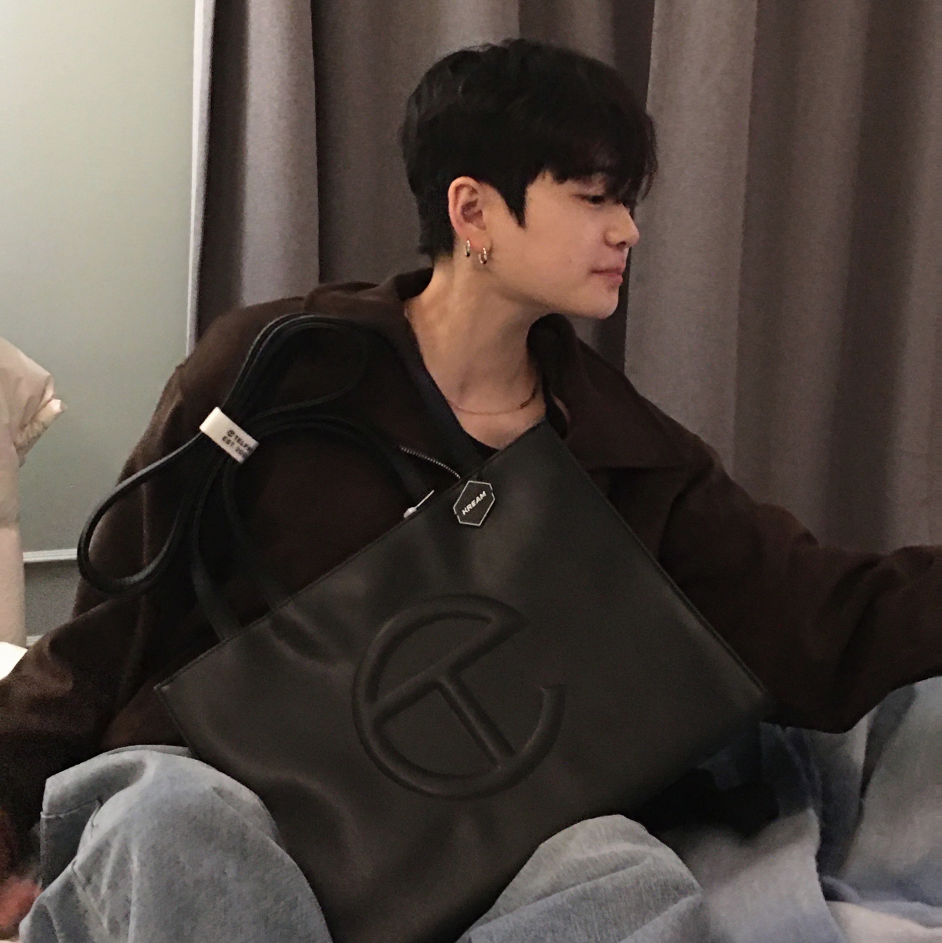 Telfar Medium Shopping Bag Black, Telfar Large Shopping Bag Black 착용 스타일 - 1