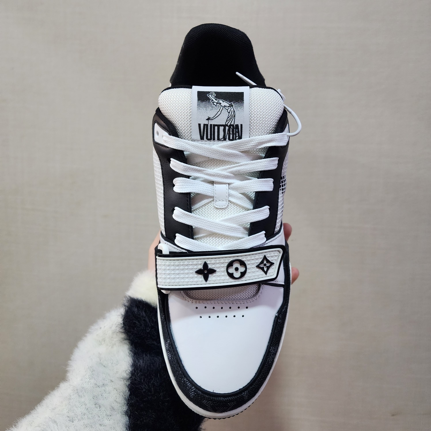 Louis Vuitton LV Trainer Sneakers Black 착용 스타일 - 1
