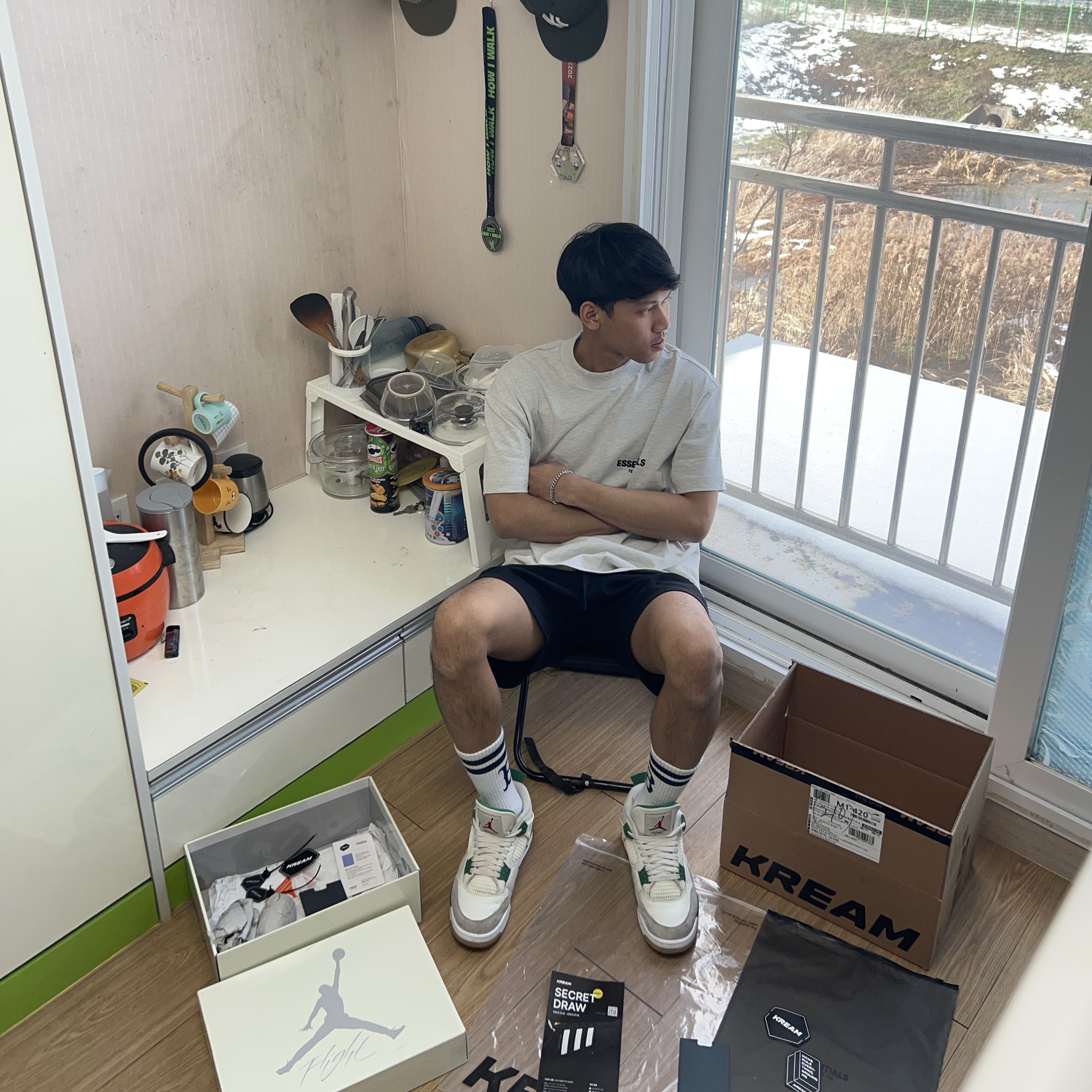Jordan 4 x Nike SB Retro SP Pine Green, Essentials The Core Collection T-Shirt Light Oatmeal 착용 스타일 - 1