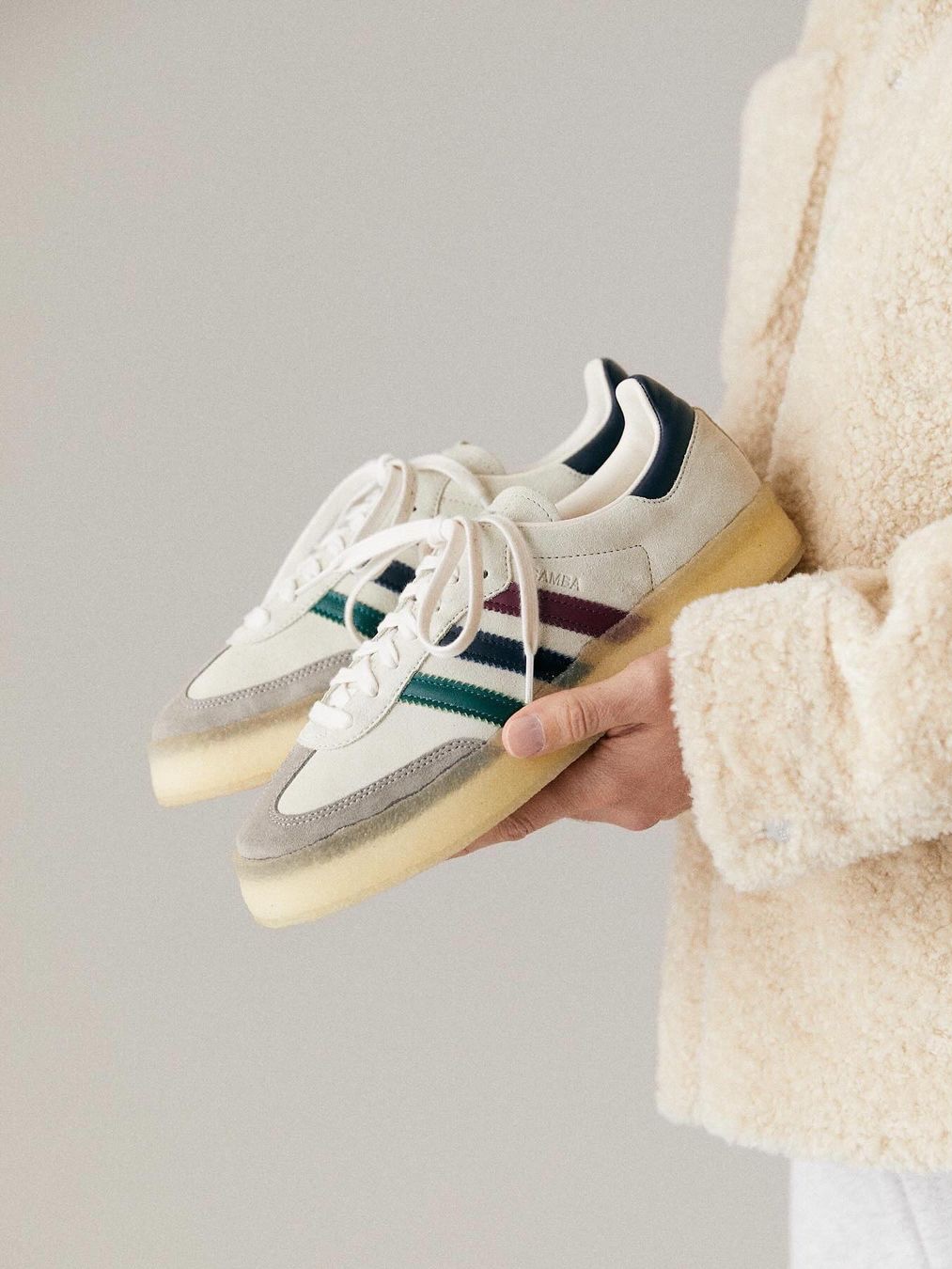 Adidas x Clarks x Ronnie Fieg 8th Street Samba Chalk White Collegiate Green, Adidas x Clarks x Ronnie Fieg 8th Street Samba Chalk White Core Black 착용 스타일 - 2