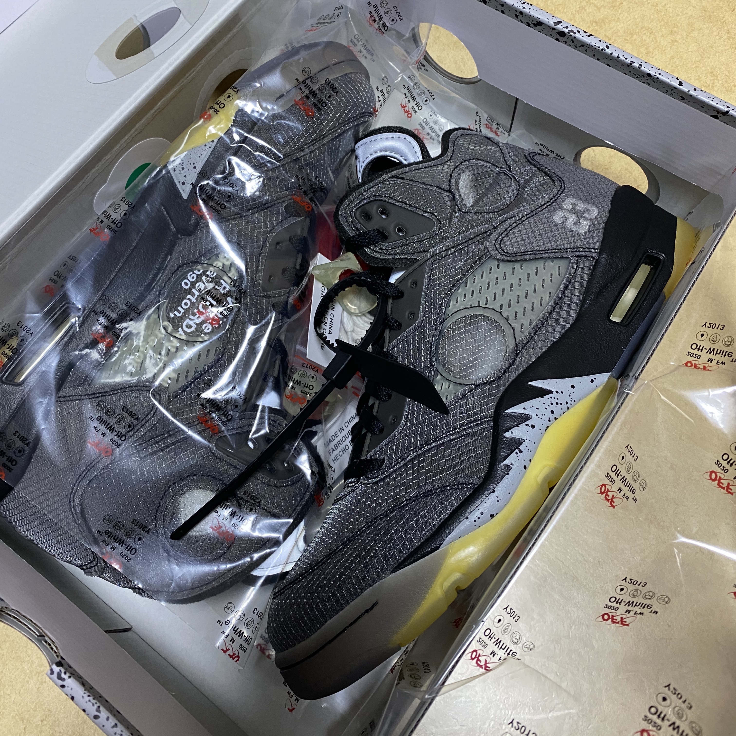 Jordan 5 x Off-White Retro SP Black Muslin 착용 스타일