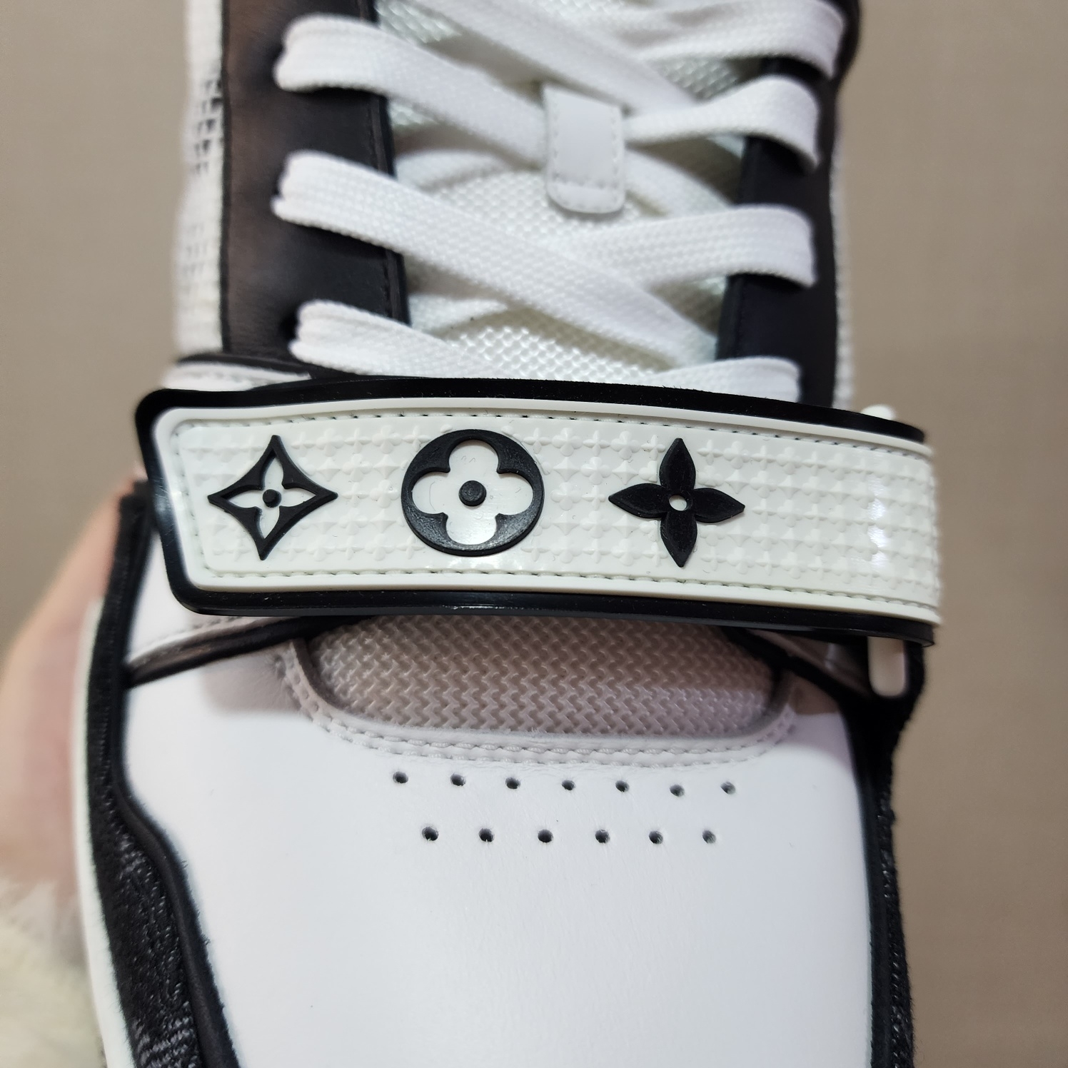 Louis Vuitton LV Trainer Sneakers Black 착용 스타일 - 4