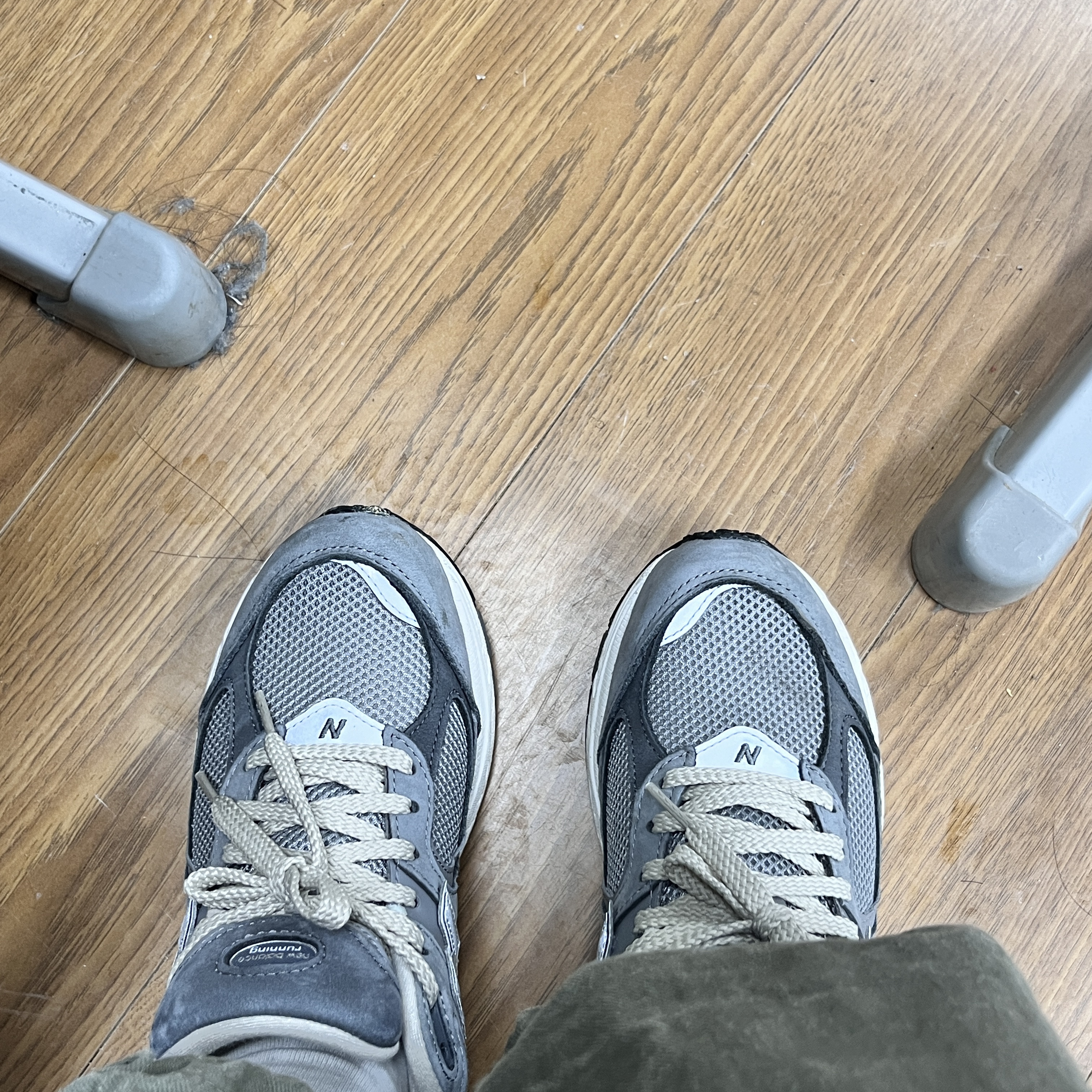New Balance 2002R Premium Vintage Grey 착용 스타일