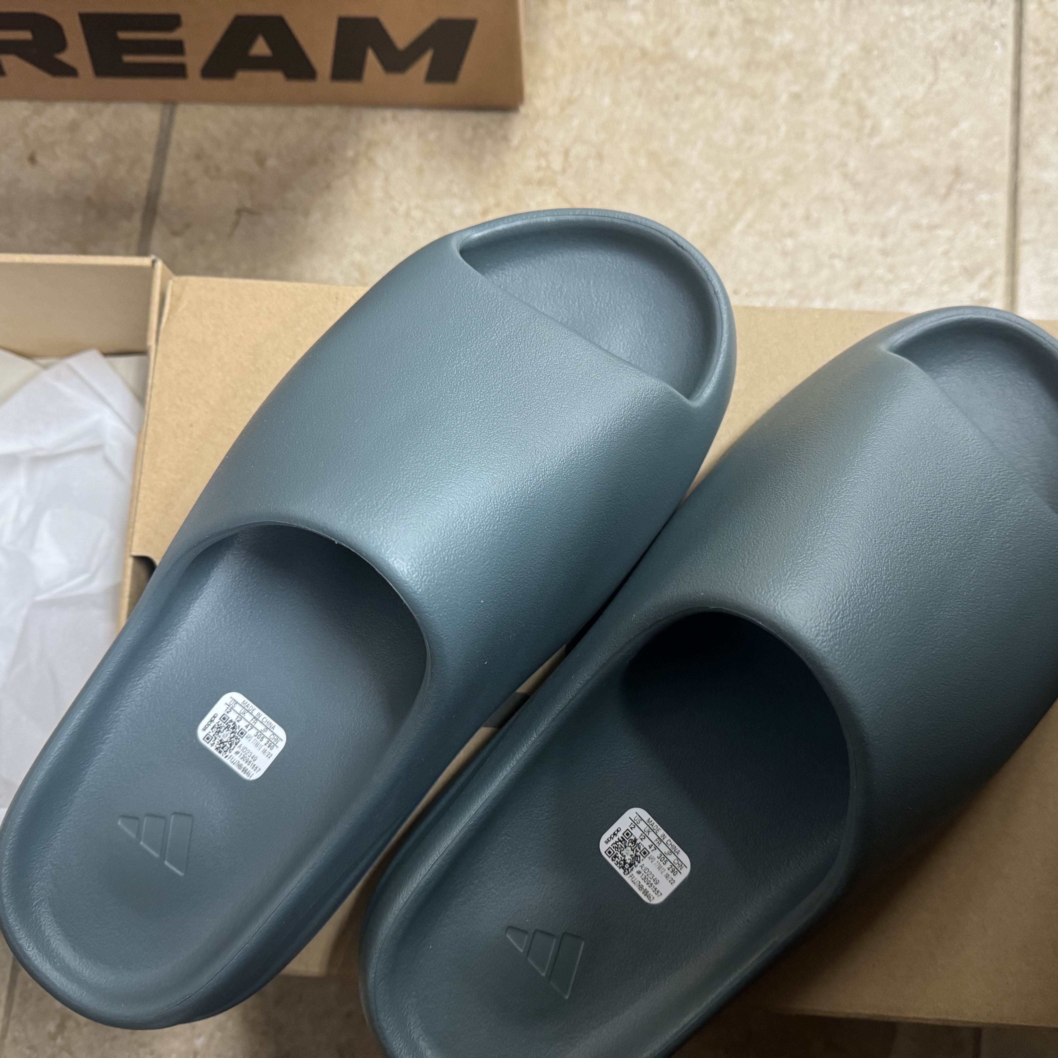 Adidas Yeezy Slide Slate Marine 착용 스타일