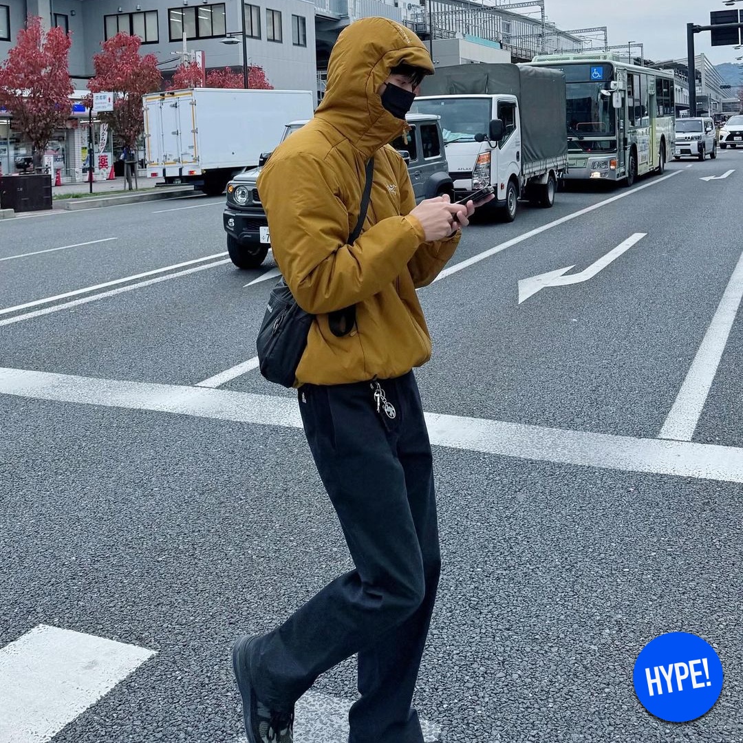 (W) Celine Triomphe Cloche Hat in Seamless Cashmere Sand, Arc'teryx Atom AR Hoody Relic 착용 스타일 - 5