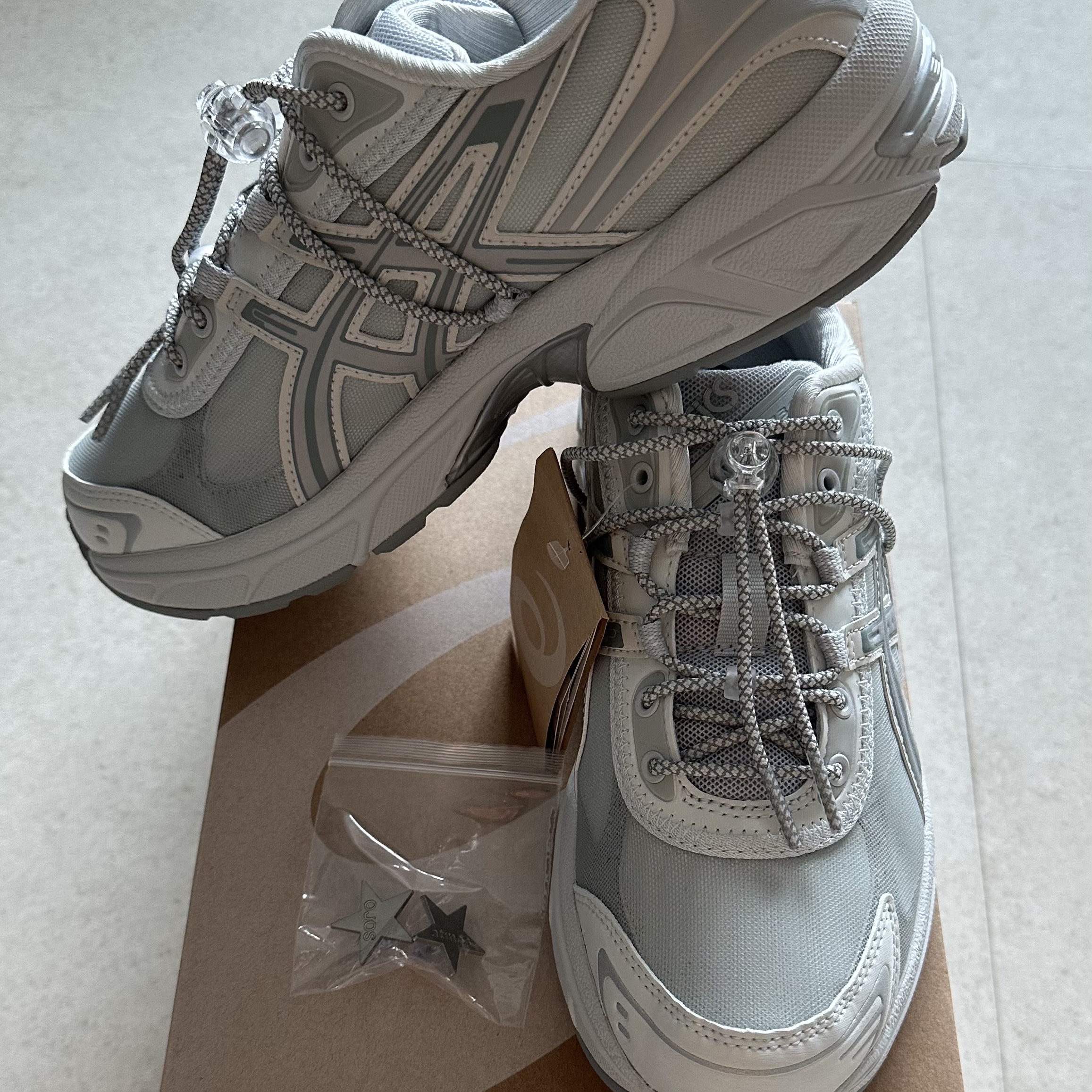 Asics x Atmos x Ojos Gel-1130 RE Glacier Grey Pure Silver, IAB Studio x LMC Boa Fleece Hoodie Yellow 착용 스타일 - 3