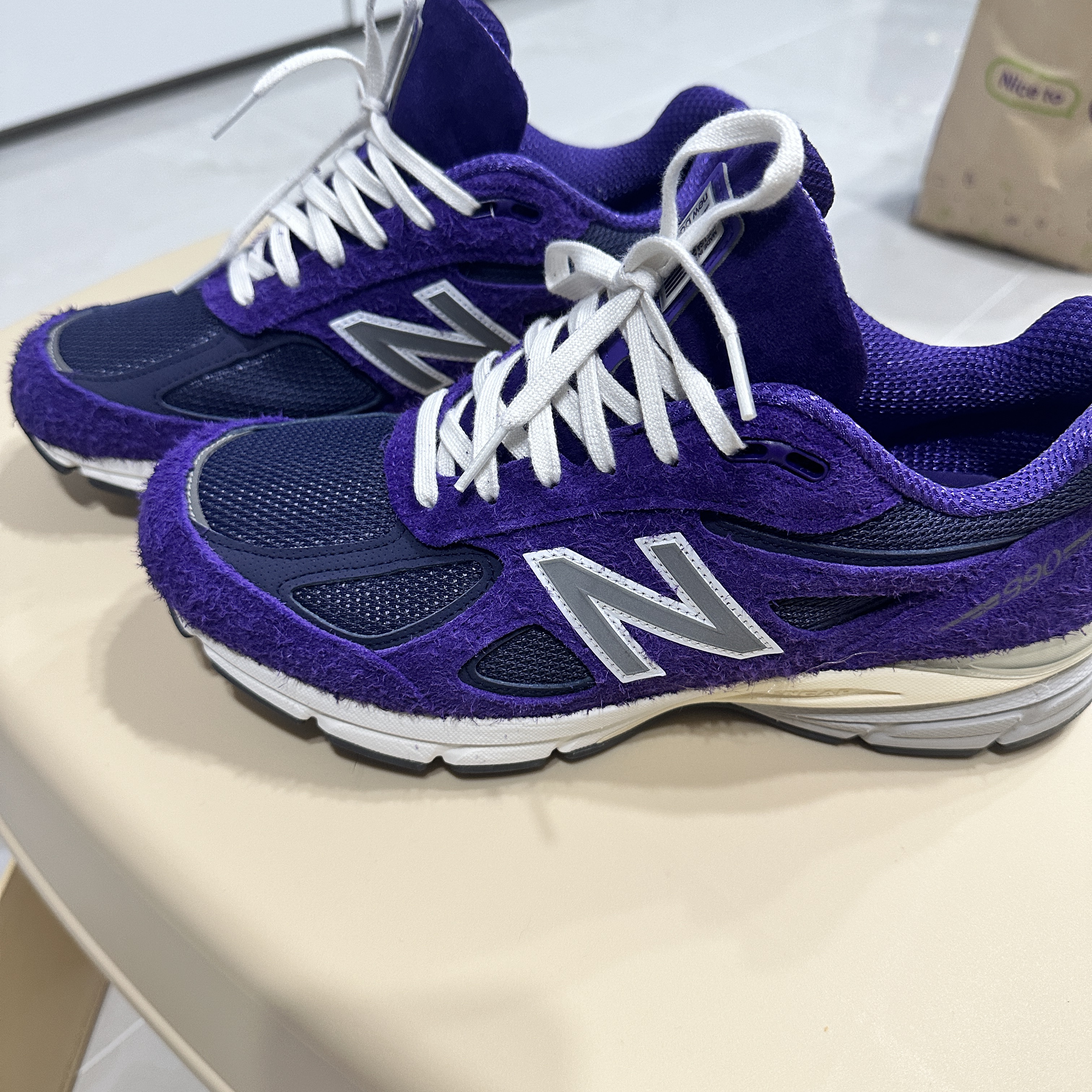 New Balance 990v4 Made in USA Purple Suede 착용 스타일 - 1