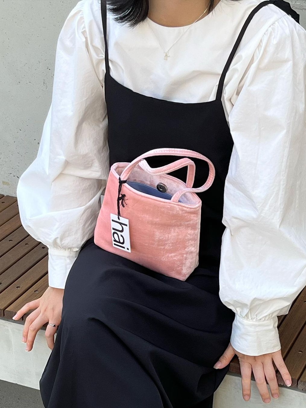 Hai Little Velvet Bag Pink 착용 스타일