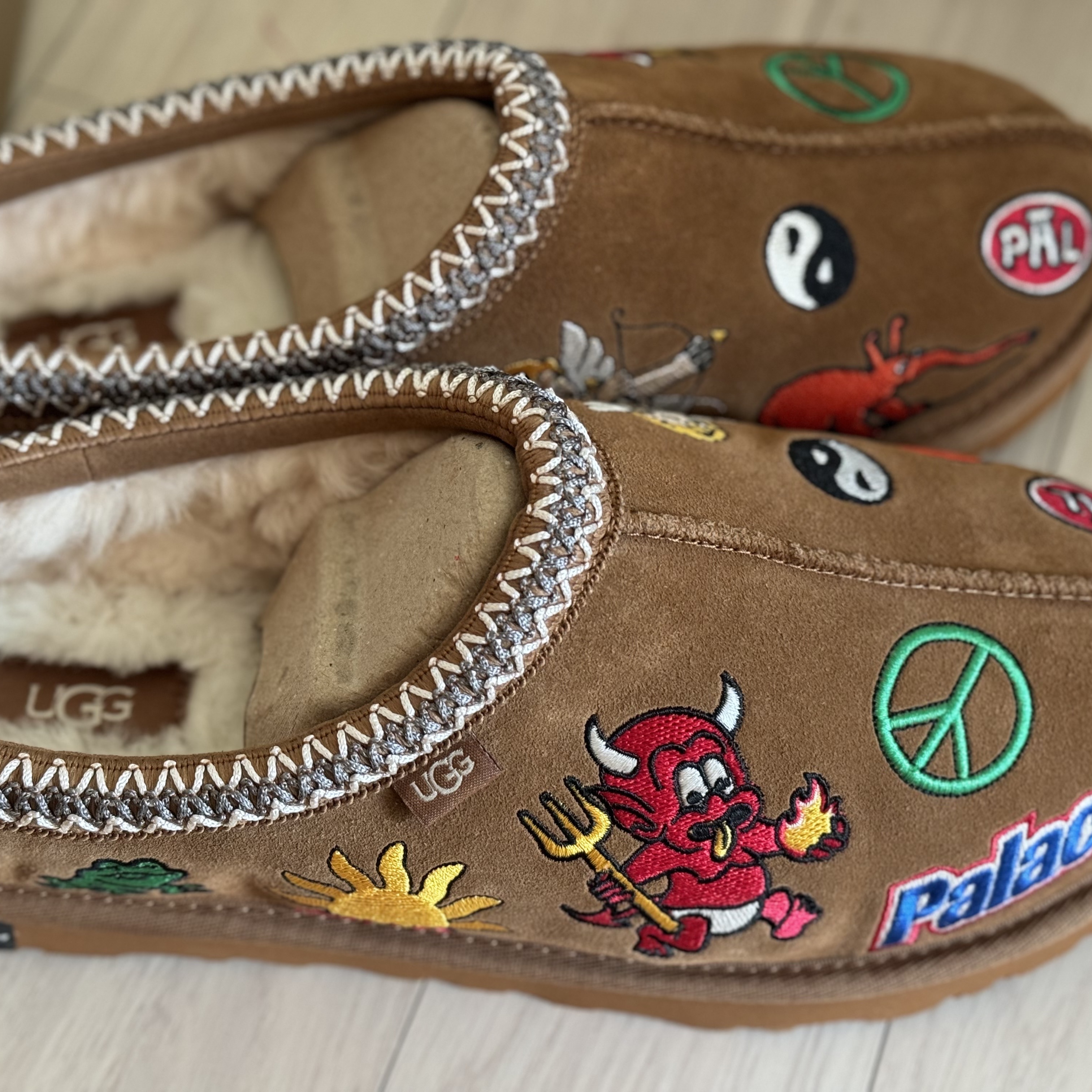 UGG x Palace Tasman Slipper Chestnut 착용 스타일 - 2