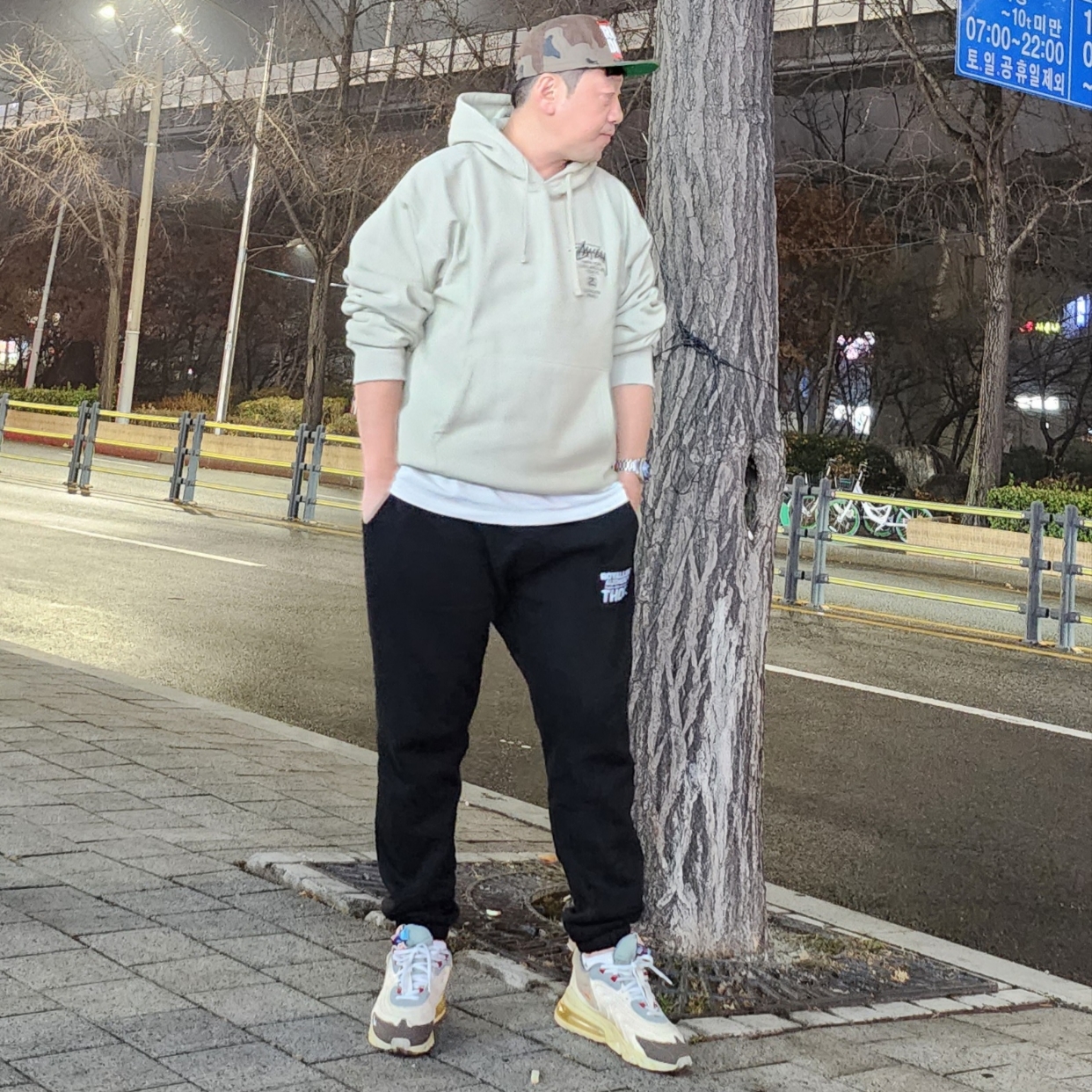 Stussy World Tour Hoodie Khaki 2023, Nike x Travis Scott Air Max 270 React Cactus Trails 착용 스타일 - 3