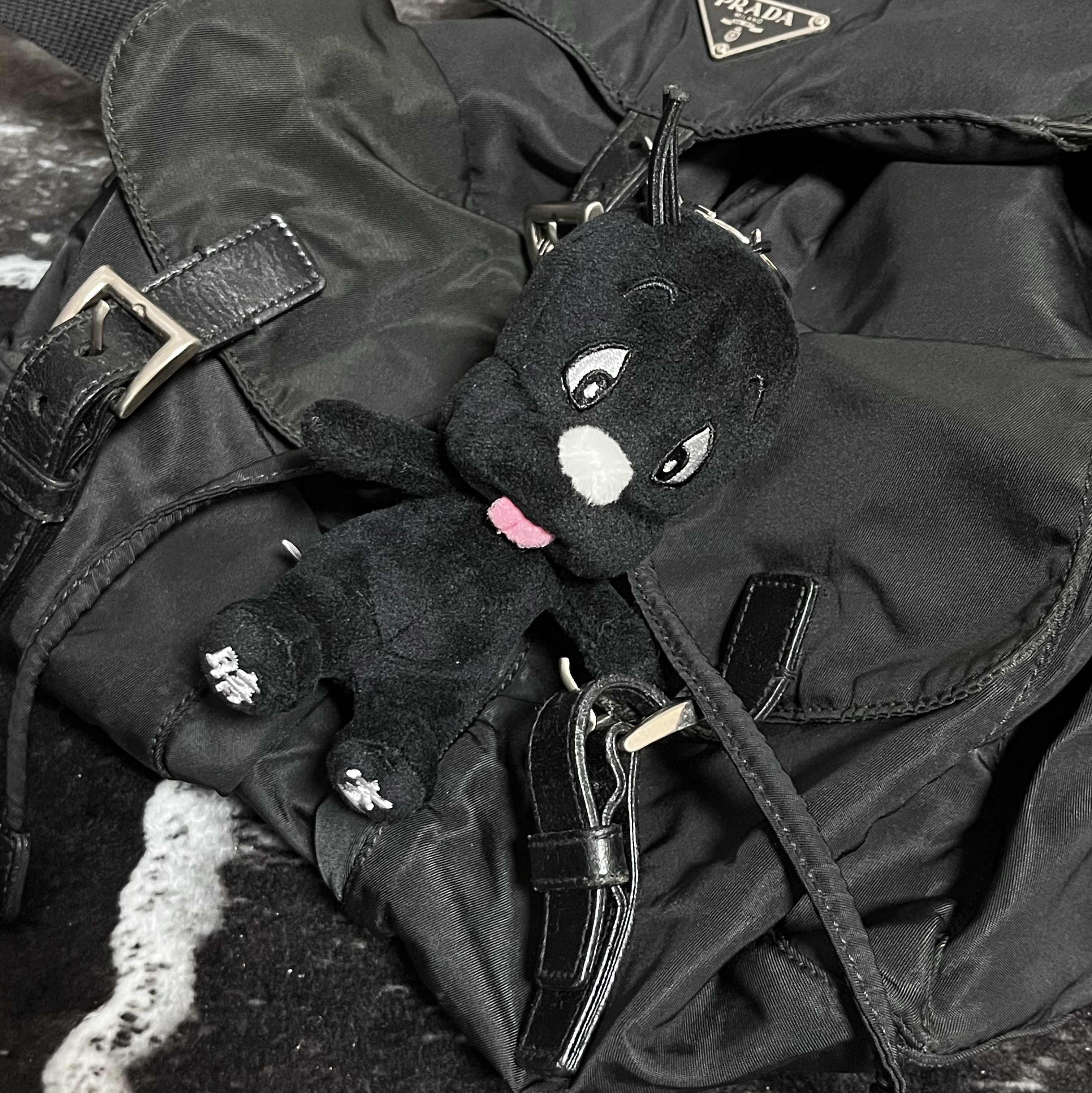 Darkr8m Studio x Dooly Dooly Keyring Black 착용 스타일