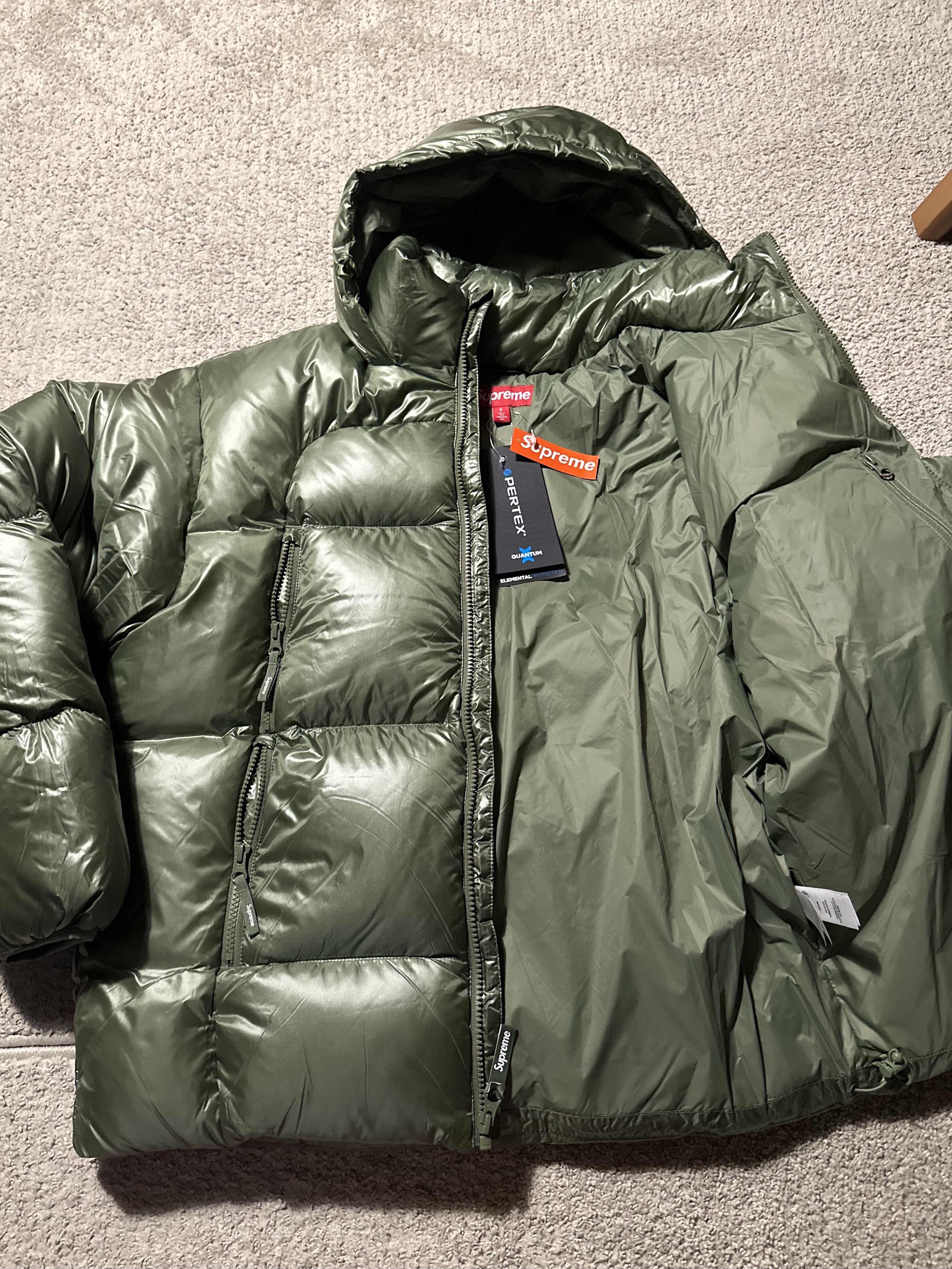 Supreme Featherweight Down Puffer Jacket Olive - 23FW 착용 스타일 - 2