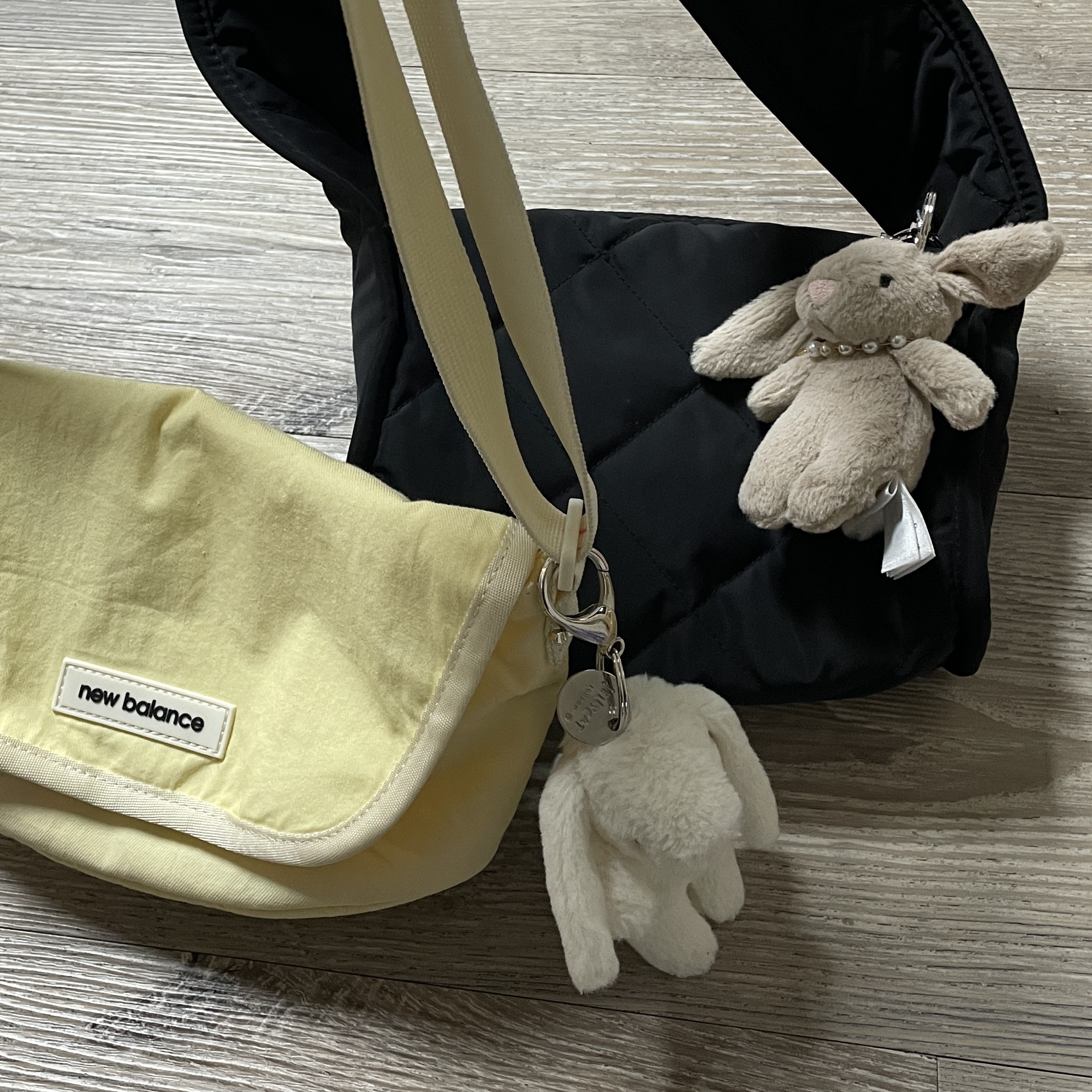 COS Diamond Quilted Mini Crossbody Bag Black 착용 스타일 - 2