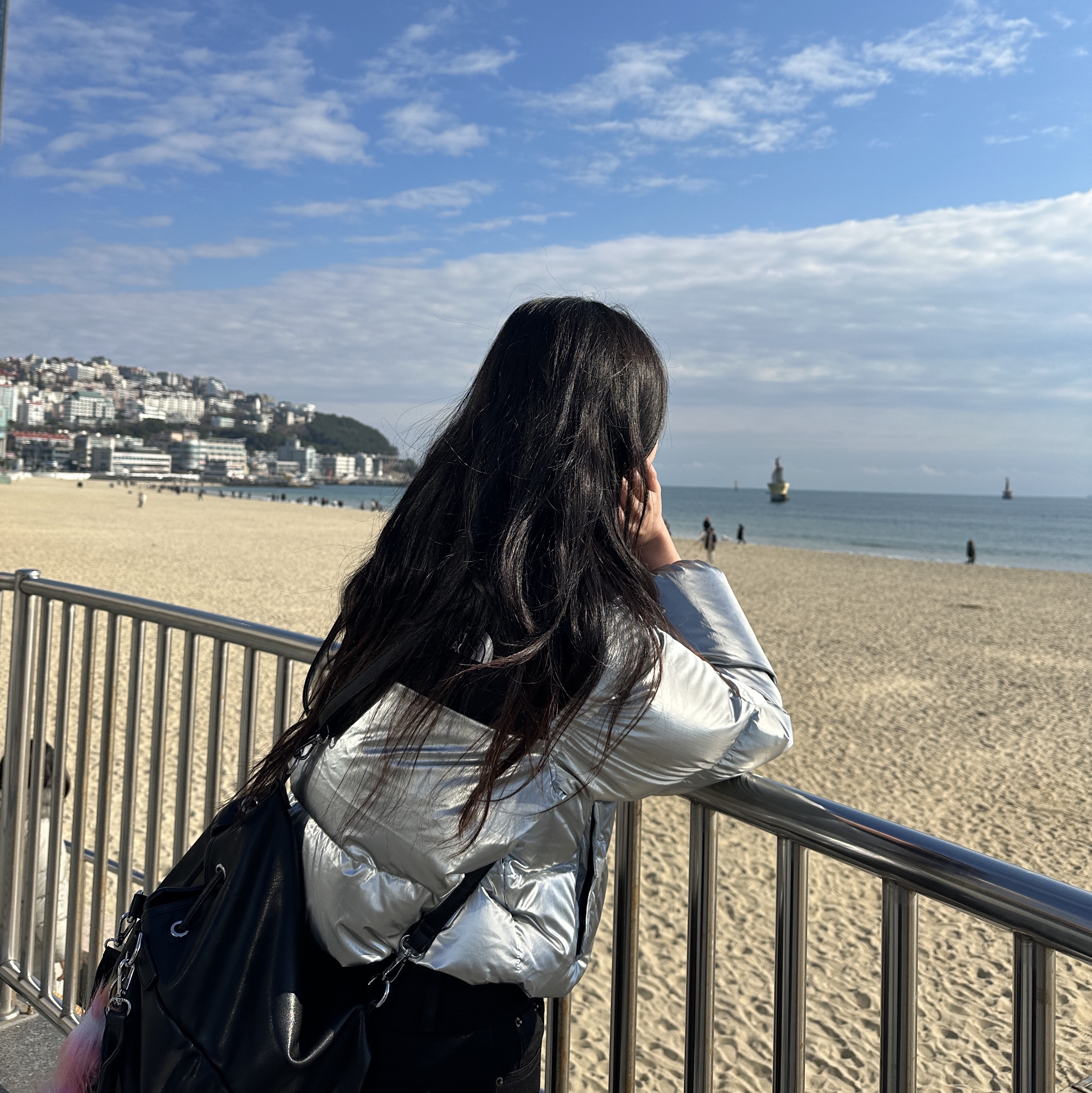 (W) The North Face White Label Novelty Nuptse Down Jacket Silver 착용 스타일