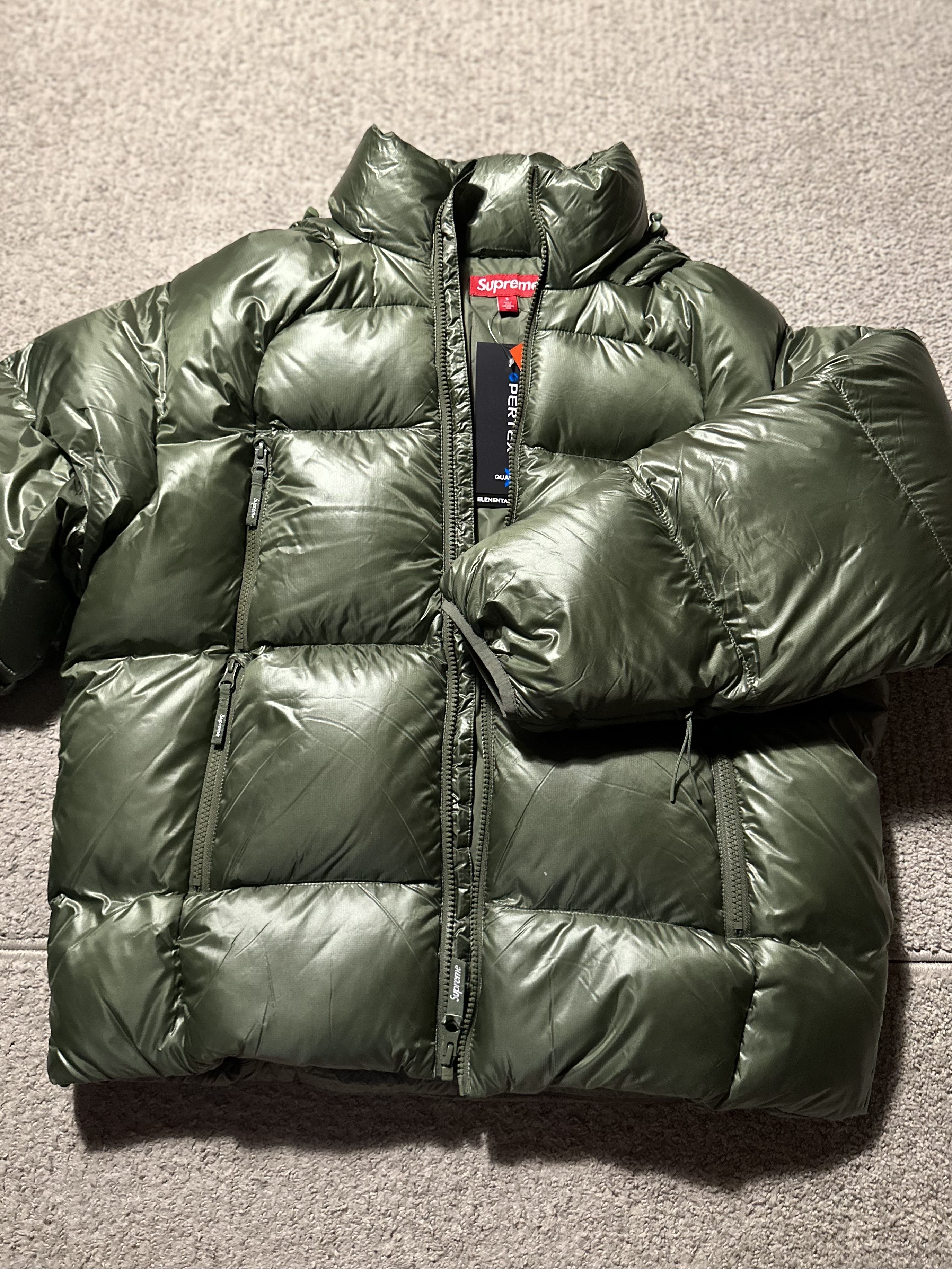 Supreme Featherweight Down Puffer Jacket Olive - 23FW 착용 스타일 - 4