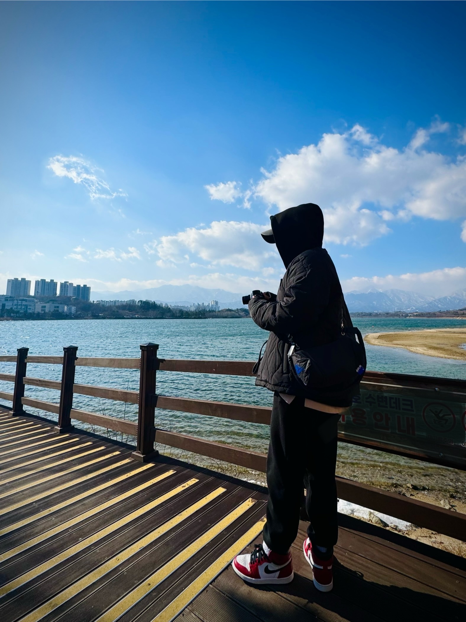 아더에러 x 자라 숄더백 블랙 착용 스타일