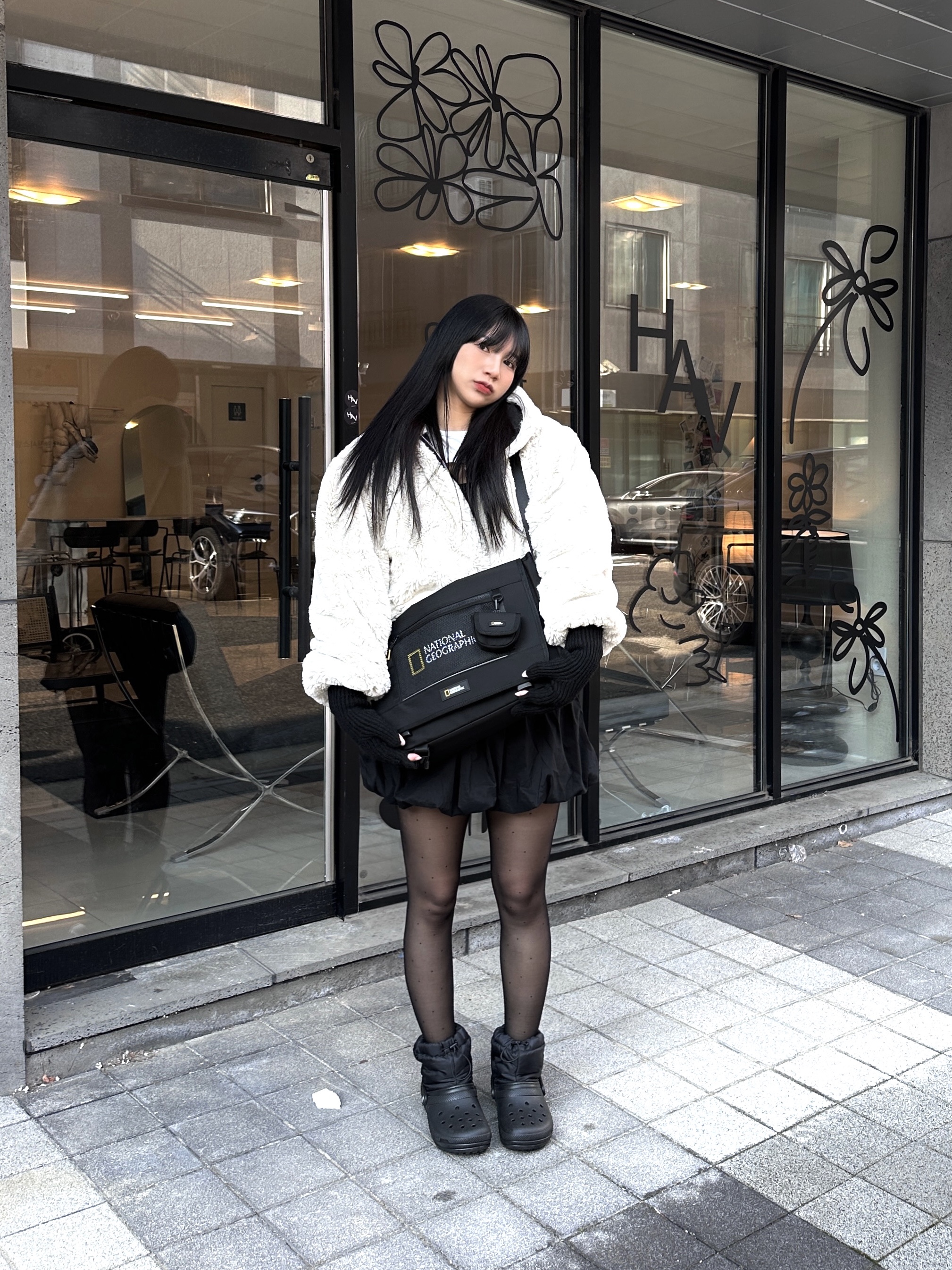 Crocs Classic Lined Neo Puff Boot Black 착용 스타일