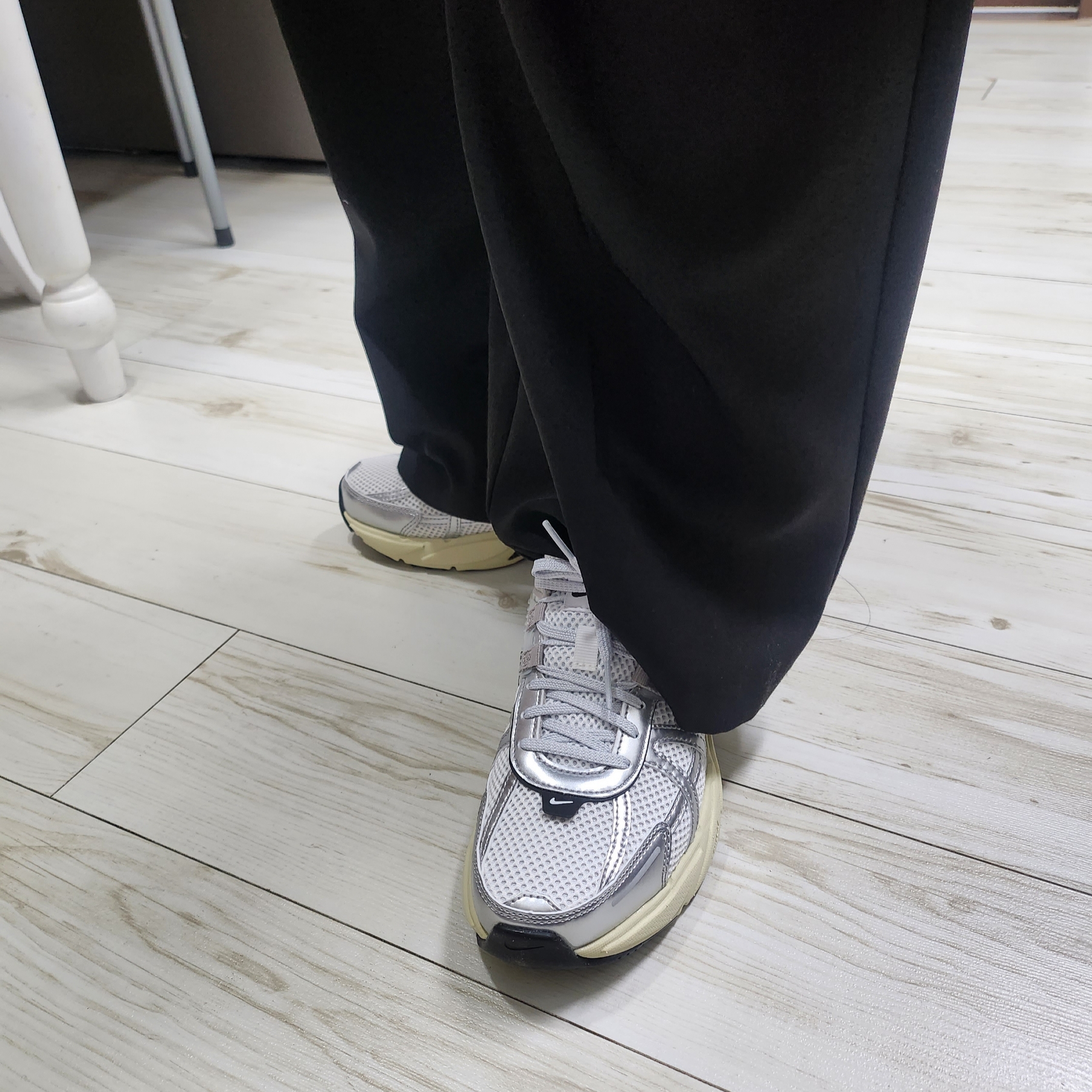 Nike V2K Run Summit White Metallic Silver 착용 스타일 - 4