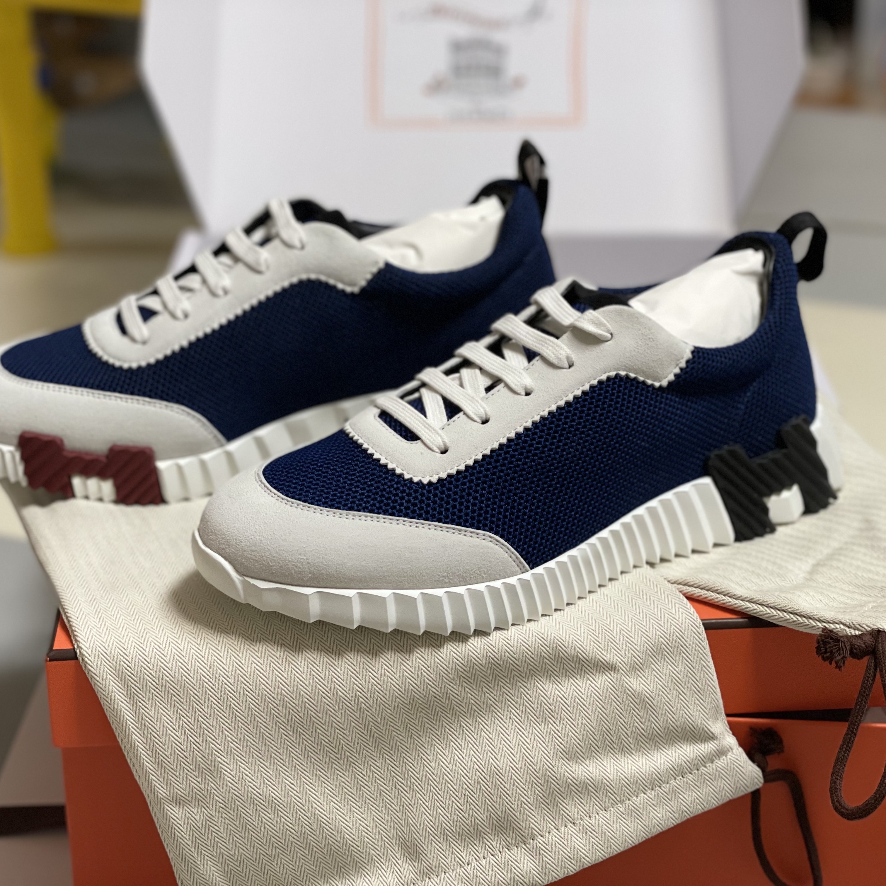 Hermes Bouncing Sneakers Mesh Suede Goatskin & Multicolore Marine 착용 스타일 - 2