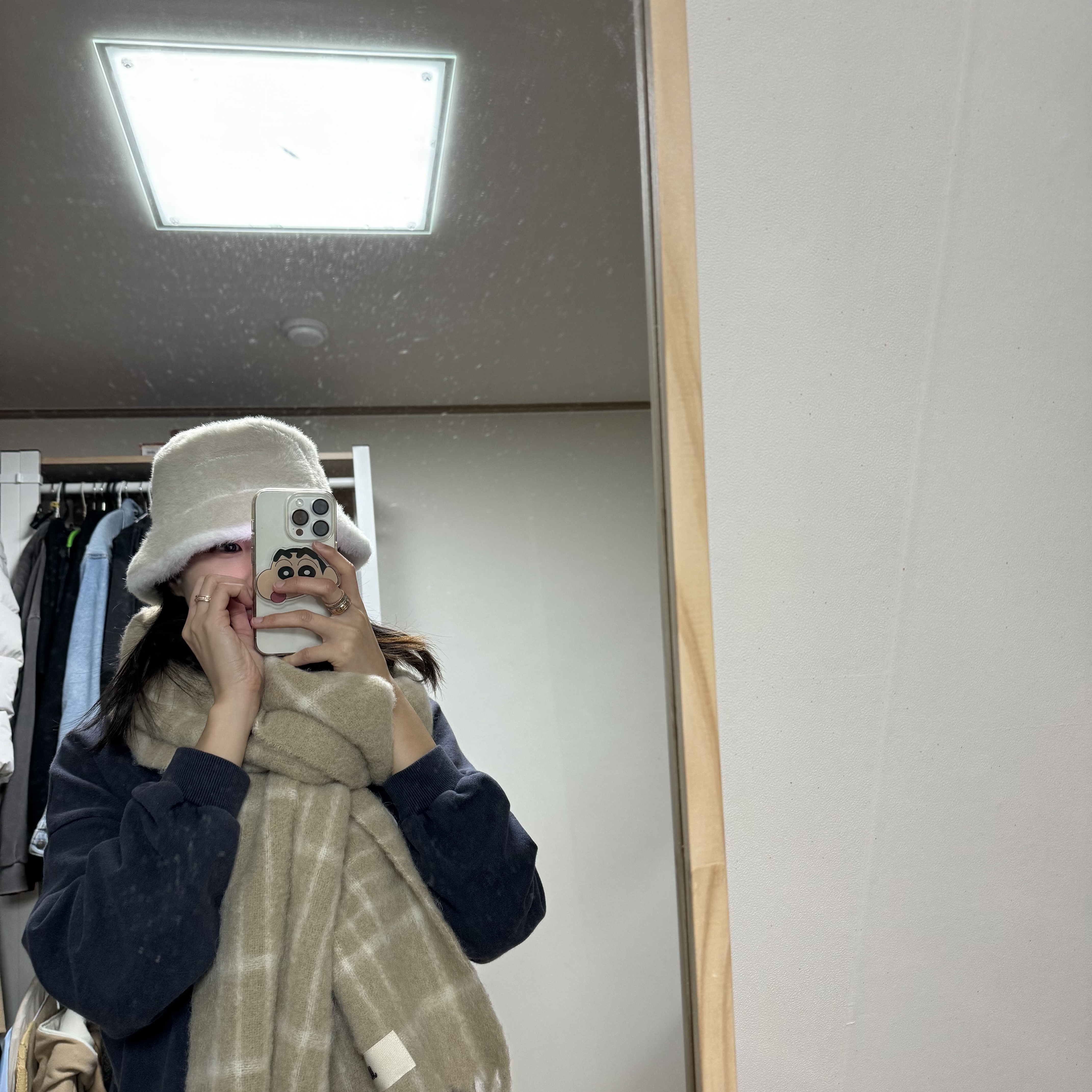 Jacquemus L’echarpe Carro Le Chouchou Jacquard Check Muffler Beige, Jacquemus Le Bob Neve Fluffy Bucket Hat Off White 착용 스타일 - 1